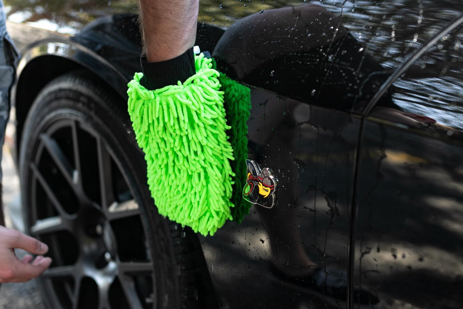 The Rag Company - Premium Chenille Microfiber Knobby Wash Mitts - Perfect for Car Washing and Detailing; Scratch-Free, Lint-Free, Double-Sided, Plush, and Absorbent; Lime Green (2-Pack) - Green image number 4