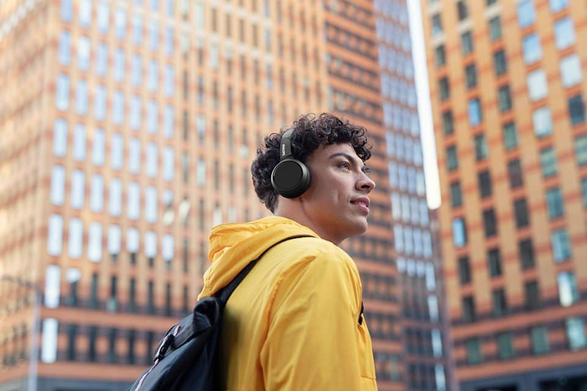 Philips On-Ear Headphones H4205BK/00 with Bass Boost Button (Bluetooth, 29 Hours' Playback Time, Quick Charging Feature, Noise Isolating, Flat Folding), Matte Black &ndash; 2020/2021 Model - Matte Black image number 4