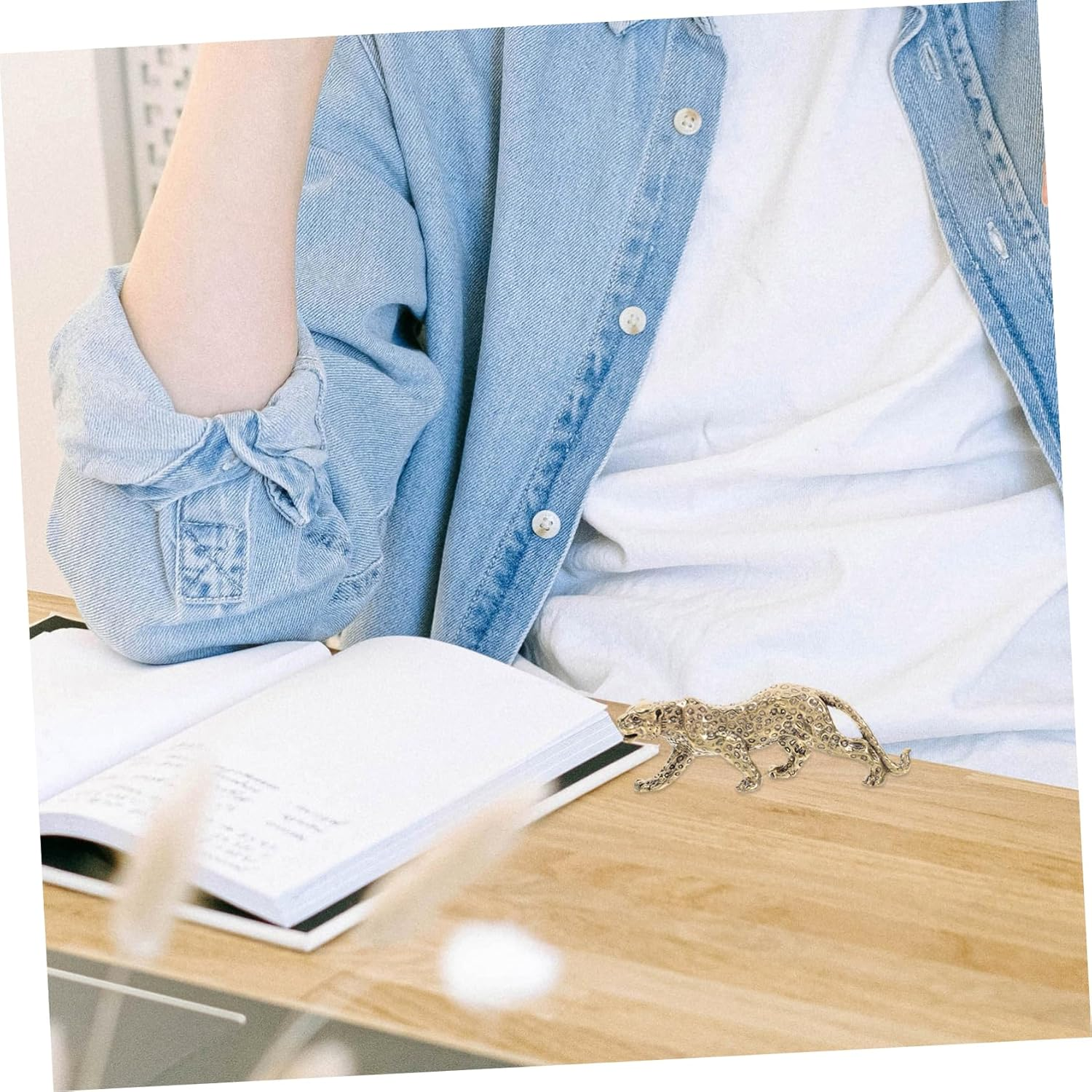 Luxshiny Brass Leopard Figurine Antique Sculpture Creative Brass Ornament for Desktop Decor Vintage Animal Statue Paperweight Decoration