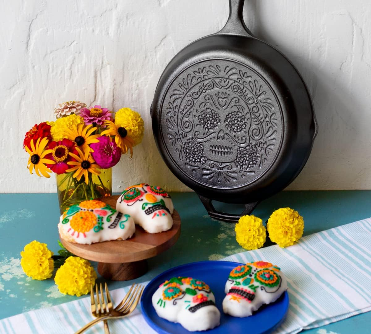 Lodge Seasoned Cast Iron Sugar Skull Skillet, Black, 10.25 Inch image number 1