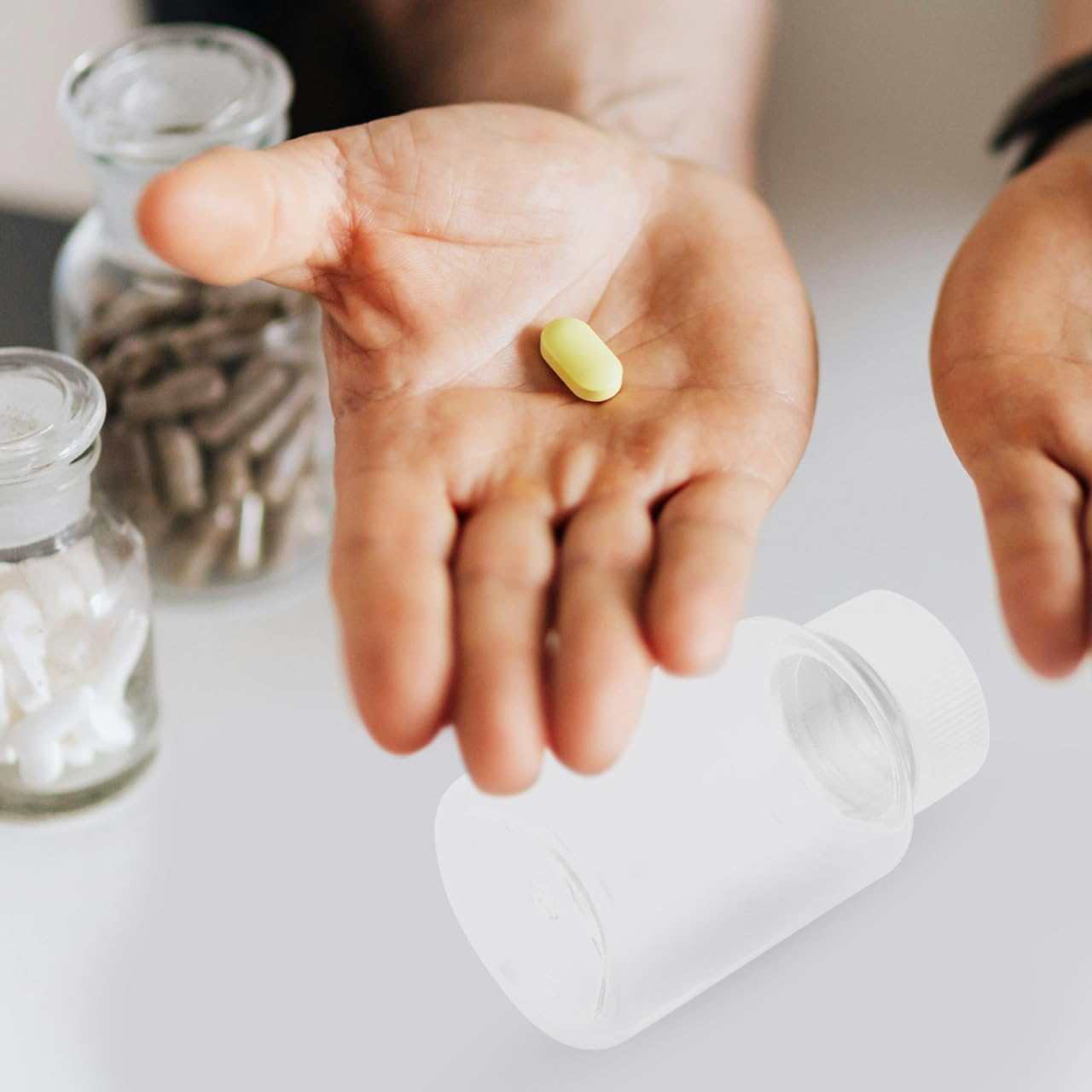 Iplusmile 12Pcs Plastic Pill Bottles, 100Ml Empty Medicine Bottles with Caps, Small Clear Reagent Bottle Chemical Containers for Liquid Powder Medicine