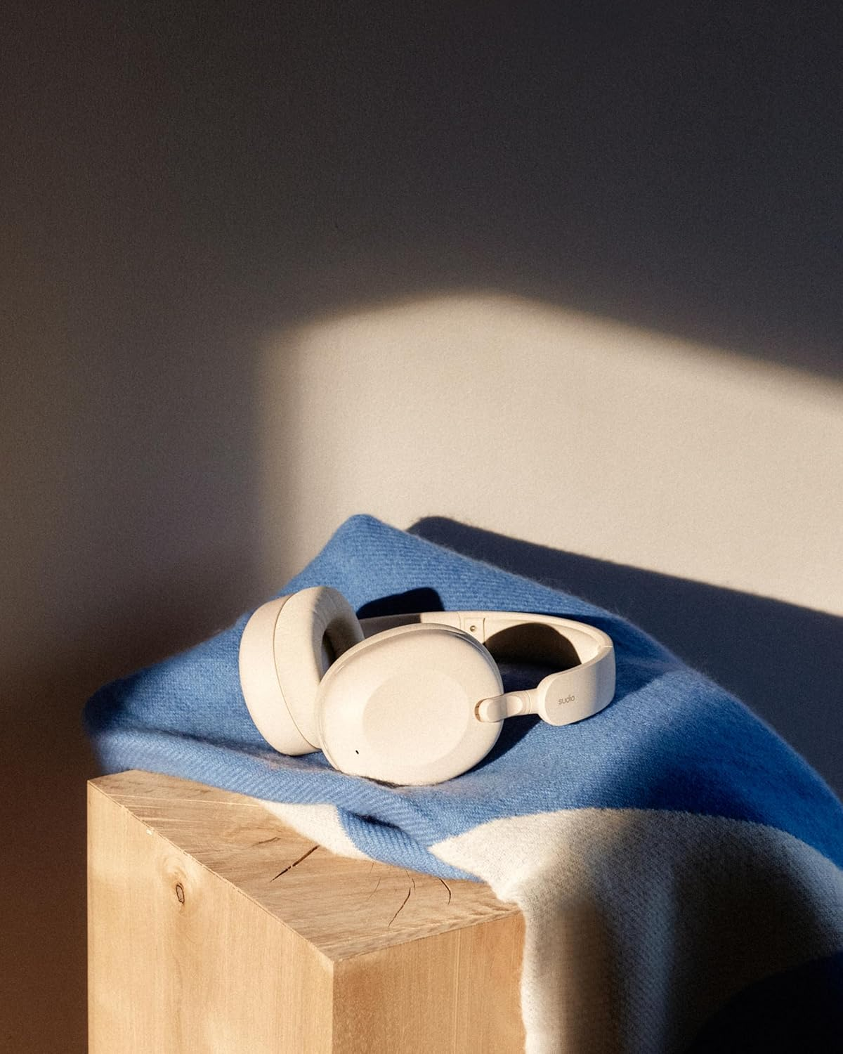 Sudio K2 White, Over-Ear Headphones, Hybrid Active Noise Cancellation, with Integrated Microphone, Charging via USB-C, up to 35 Hours Playtime, Touch Panel, Premium Crystal Sound - White image number 6