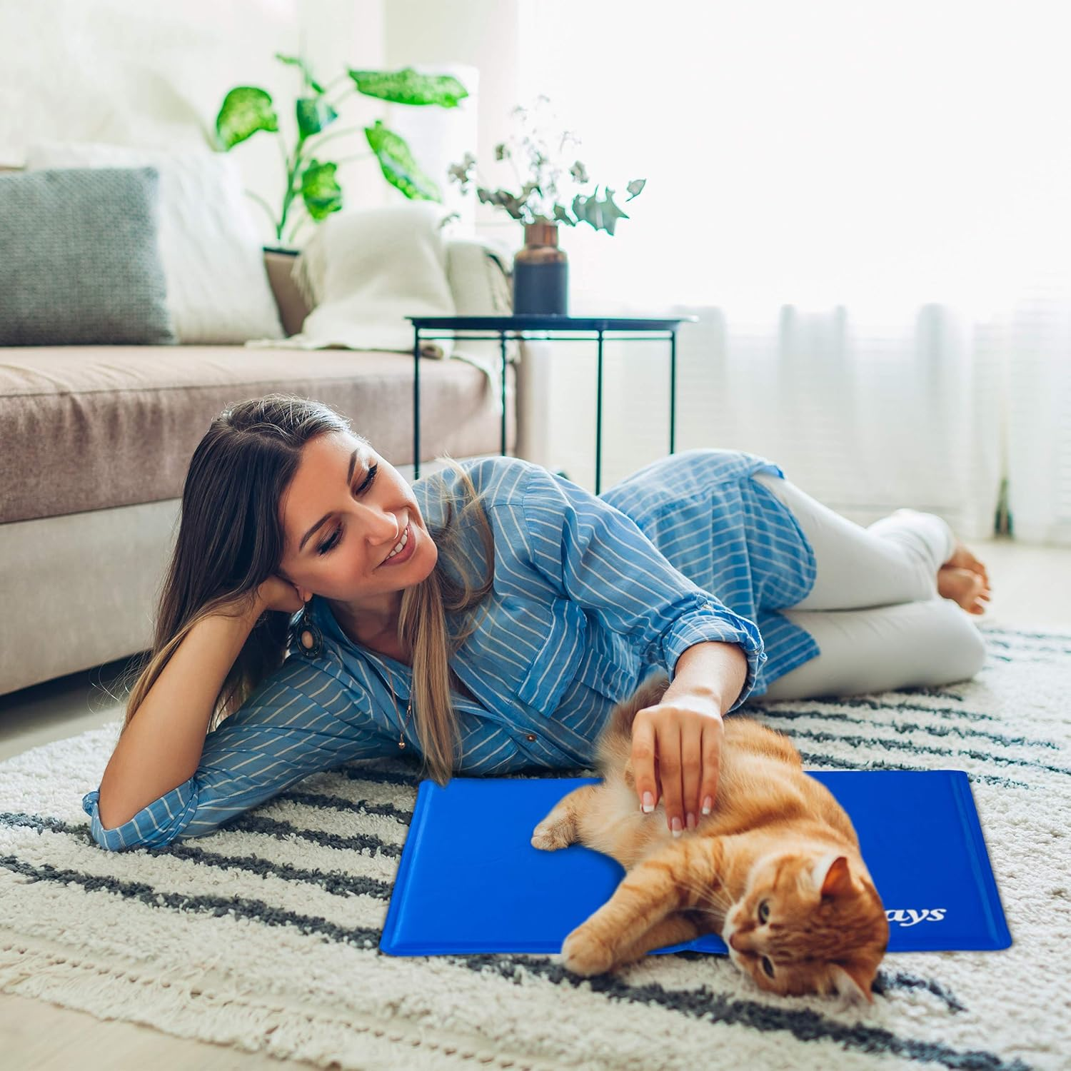 Relaxdays Dog Cooling Mat Self Cooling Wipe Clean Heavy Duty with Gel Cooling Blanket for Animals, Cold Blanket 20 X 35 Cm, Blue image number 3