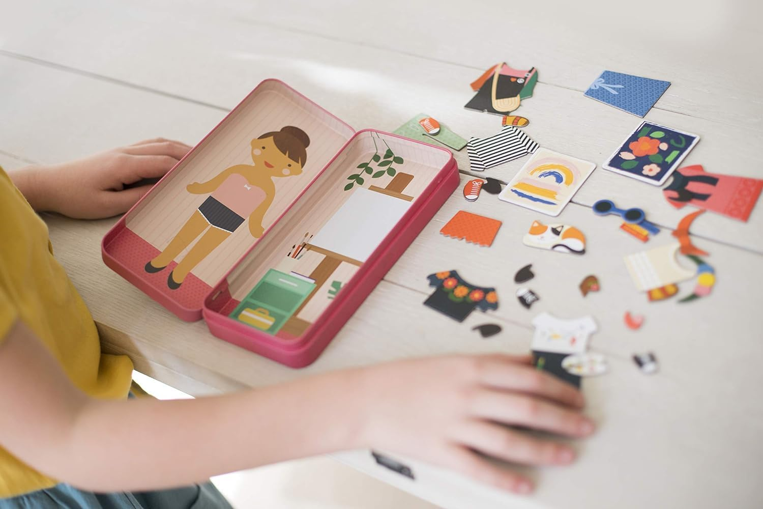 Petit Collage PTC269 Shine Bright: at the Studio Magnetic Dress up Game image number 4