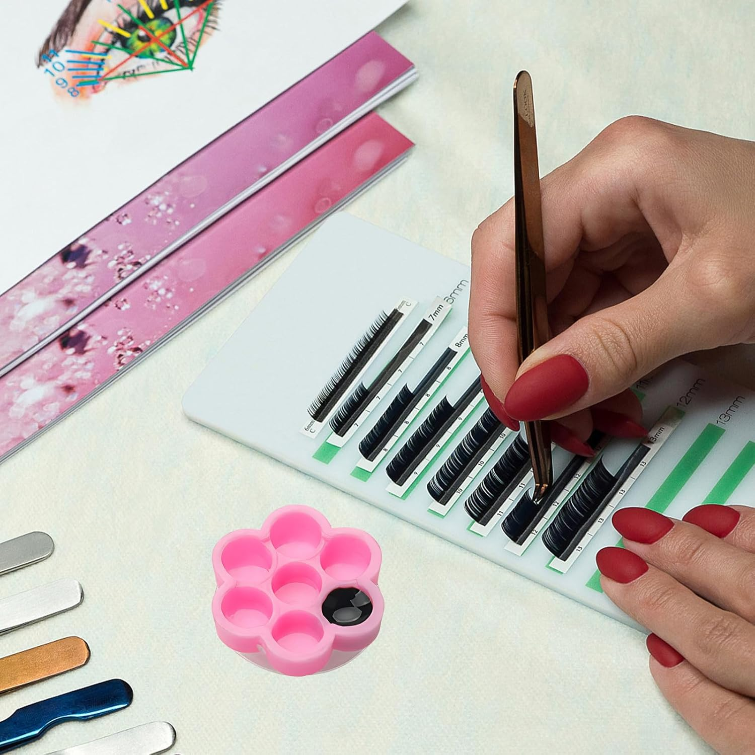 MALUGOGO 200Pcs Eyelash Extension Glue Cups Flower Shape Adhesive Liquid Container Holder Nail Polish Mixing Tool for Beginners False Lash Application