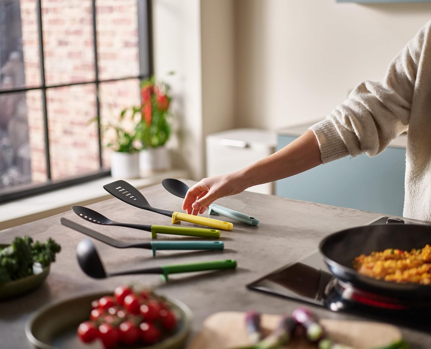 Joseph Joseph Duo 5-Piece Utensil Set with Integrated Tool Rest, Hygienic Cooking Kitchen Utensils Set for Use with Non-Stick Cookware, Opal image number 3