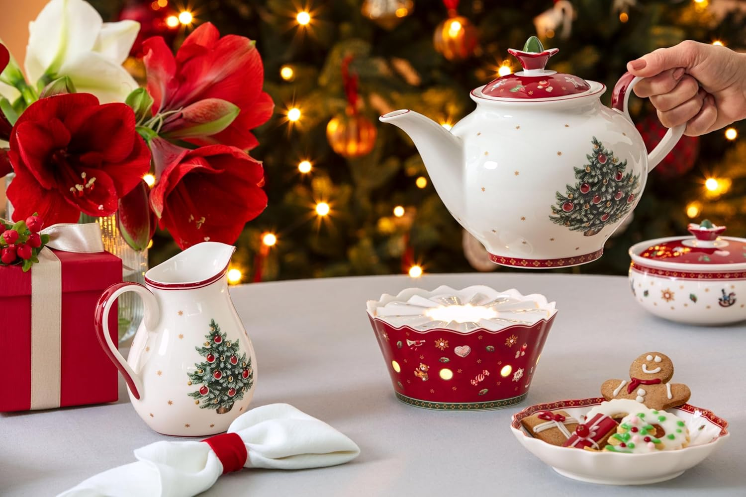 Villeroy & Boch - Toy'S Delight Multi-Coloured Tea Warmer, Tea Warmer, Christmas Tableware, Christmas Pattern, Premium Porcelain image number 4