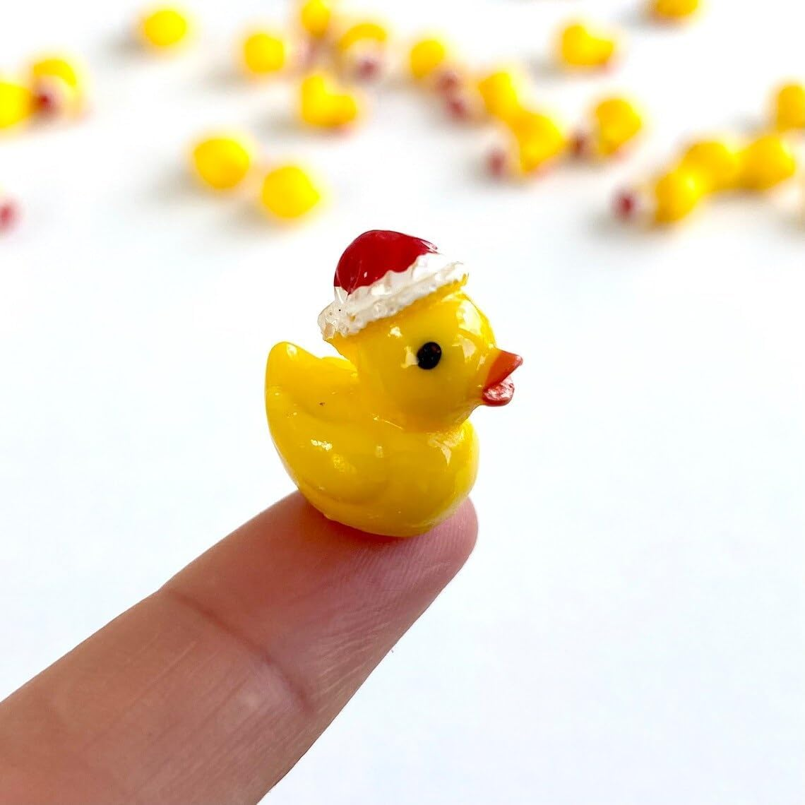 Mini Christmas Resin Tiny Yellow Duck, Dollhouse Miniature Tiny Yellow Duck, Terrarium Fairy Garden Dolls Toy, Mini Micro Landscaping Decoration (2 PCS)