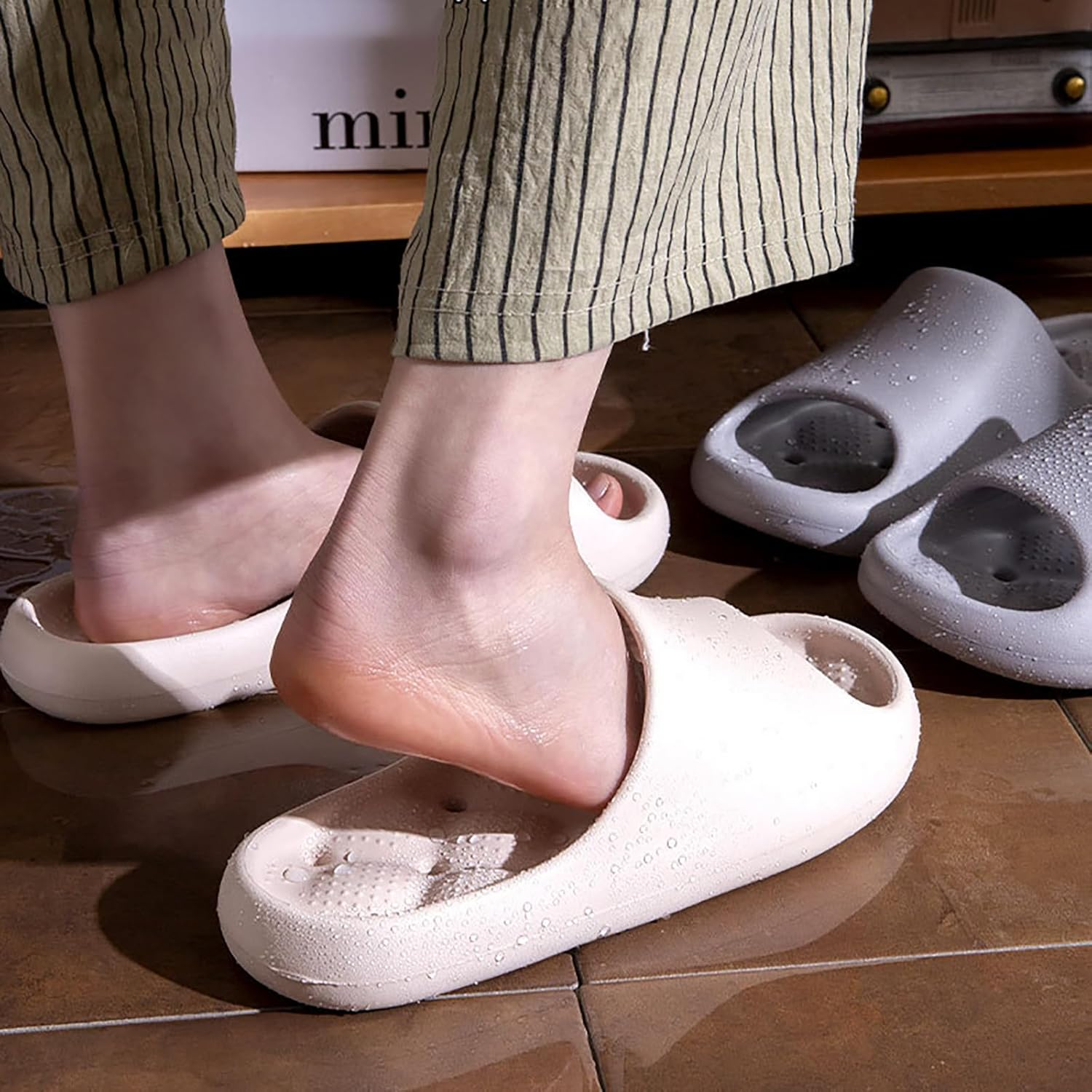 Women'S Indoor Bath Slippers Non-Slip Quick Dry - Men'S Hollow Drainage Slippers for Home Pool Outdoor image number 3