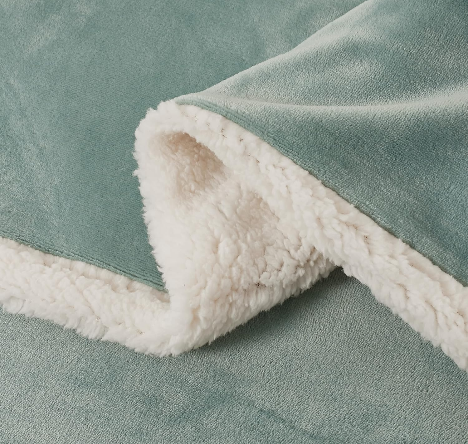 Gioia Casa 2-In-1 Teddy Sherpa Quilt Cover Set & Blanket with Matching Pillowcases - Ultra Soft, Comfy, Luxurious Versatile Quilt Cover Set with Zipper Closure (Sage Green, Double) image number 4