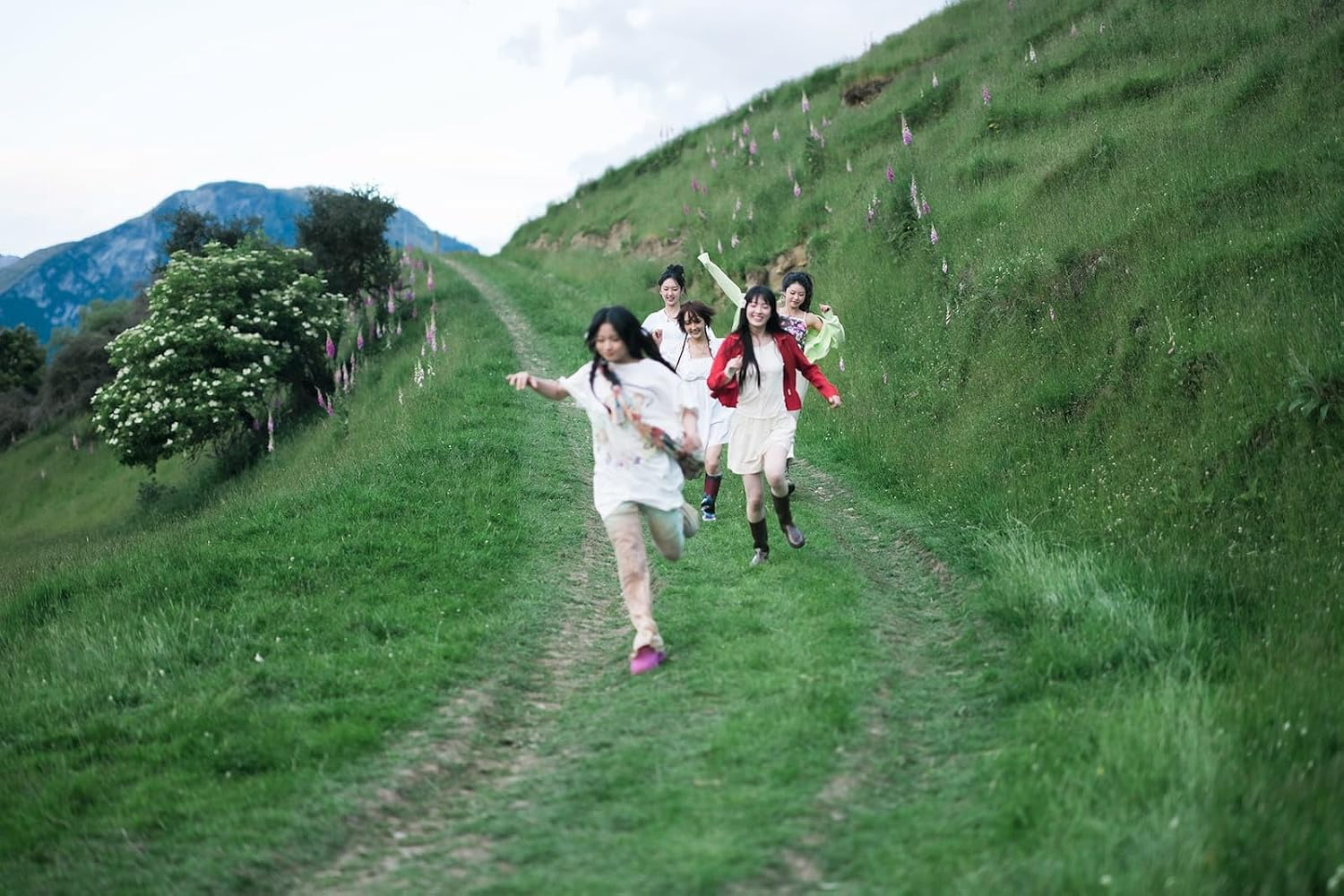 Kiiikiii Uncut Gem 1St Mini Album Limited Gem Version Cd+106P Photobook+1Ea Accordion Lyrics Paper+1P Photocard+1P Unit Photocard+Tracking Sealed image number 3