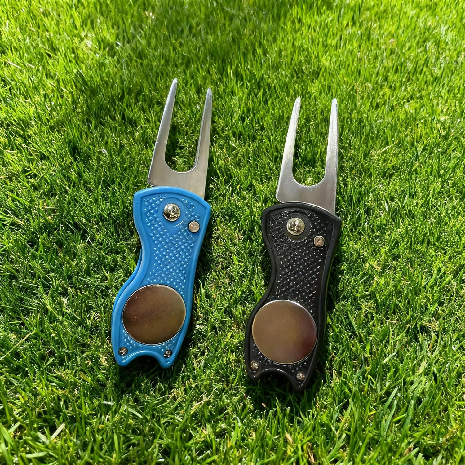 2Pcs Golf Divot Repair Tool, Foldable Golf Turf Repair Fork & Magnetic Ball Marker, Practical Golf Accessories, Golf Metal Putting Green Fork (Black and Blue) image number 1