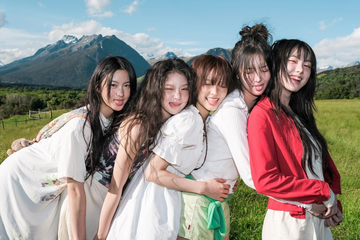 Kiiikiii Uncut Gem 1St Mini Album Limited Gem Version Cd+106P Photobook+1Ea Accordion Lyrics Paper+1P Photocard+1P Unit Photocard+Tracking Sealed image number 2