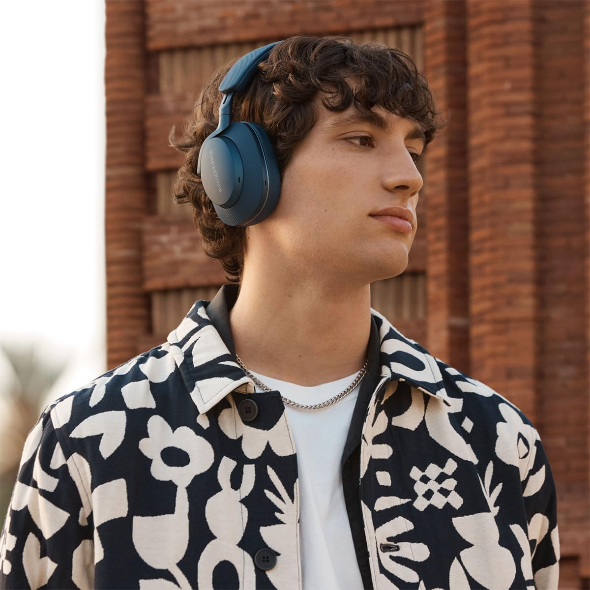Bowers & Wilkins Px7 S2E Noise Cancelling Wireless Over-Ear Headphones, Qualcomm Aptx Adaptive, Quick Charge, 30 Hours Playback, 6 Built-In Microphones, Ocean Blue image number 6