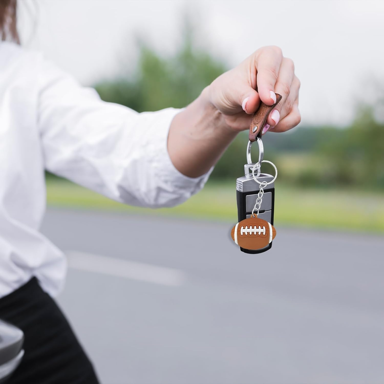 NILLOS Ball Keyring Set, 15 PCS Sport Theme Keychains for Party Favors, Carnival Prizes (3 Styles) image number 6