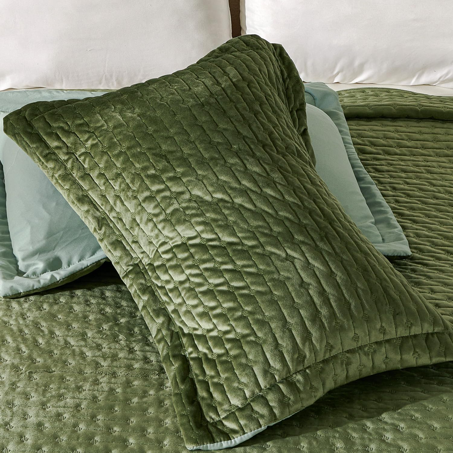 Cmfshape Luxury Velvet Quilt Set King Size,Reversible Quilted Lightweight Velvet Comforter,Ultra Soft Bedspread Coverlet Bedding Set for All Season with 2 Pillow Shams Green(106"X96") image number 2