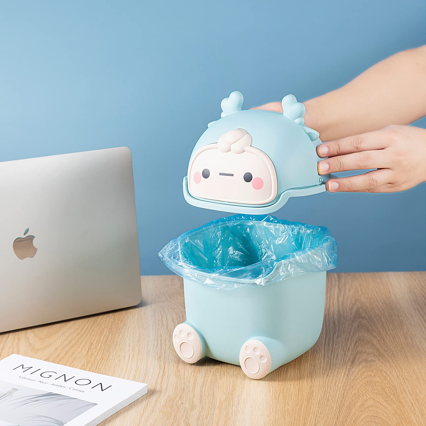 Plastic Trash Can Creative Mini Desktop Trash Can with Lid Small Home Office Cleaning Trash Desktop Storage Bin with 50 Trash Bags (Green) image number 1