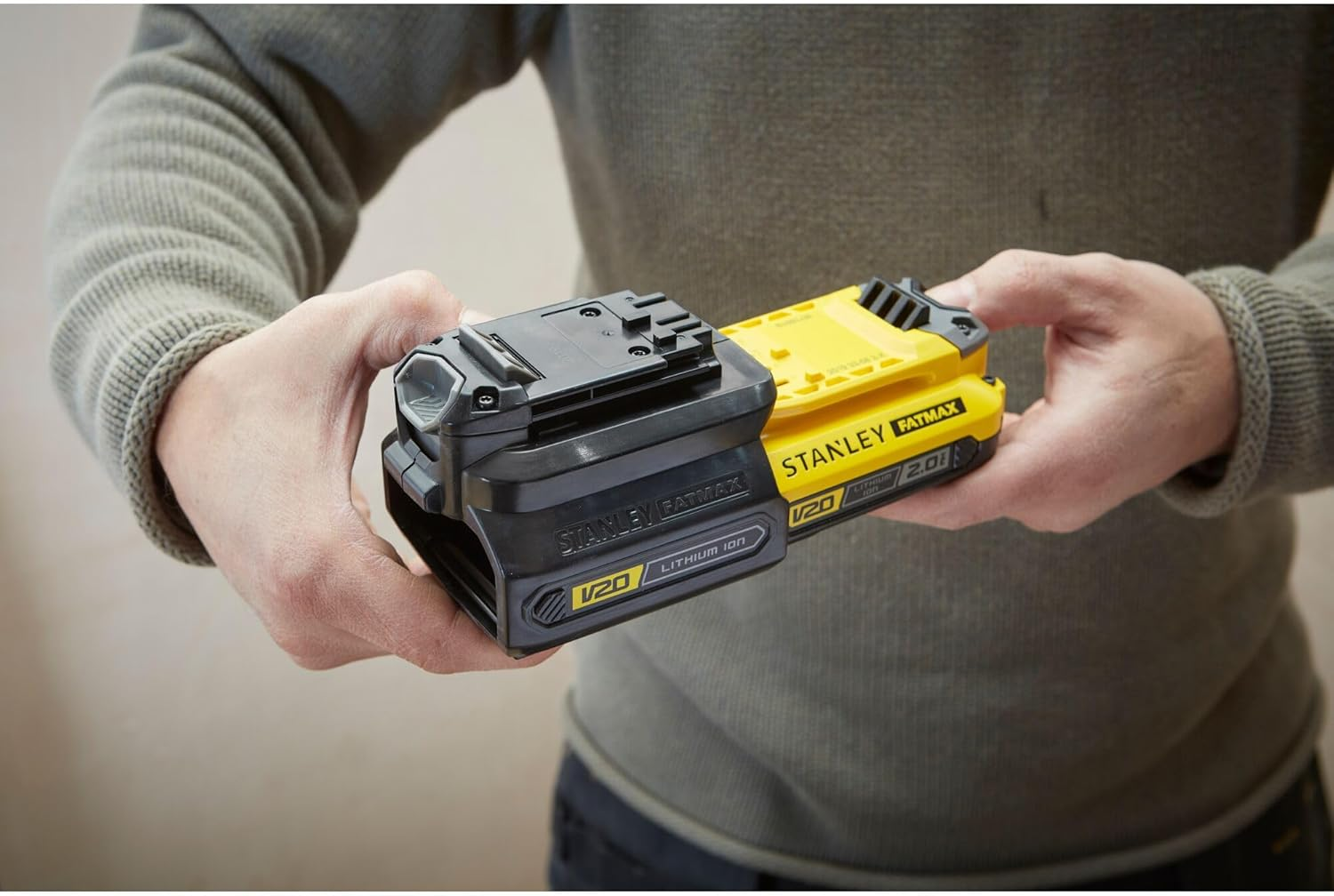 STANLEY FATMAX V20 | 18V Battery Adapter - Converts 18V V20 1.5Ah and 2.0Ah Batteries for Use with Older Cordless Power Tools image number 2