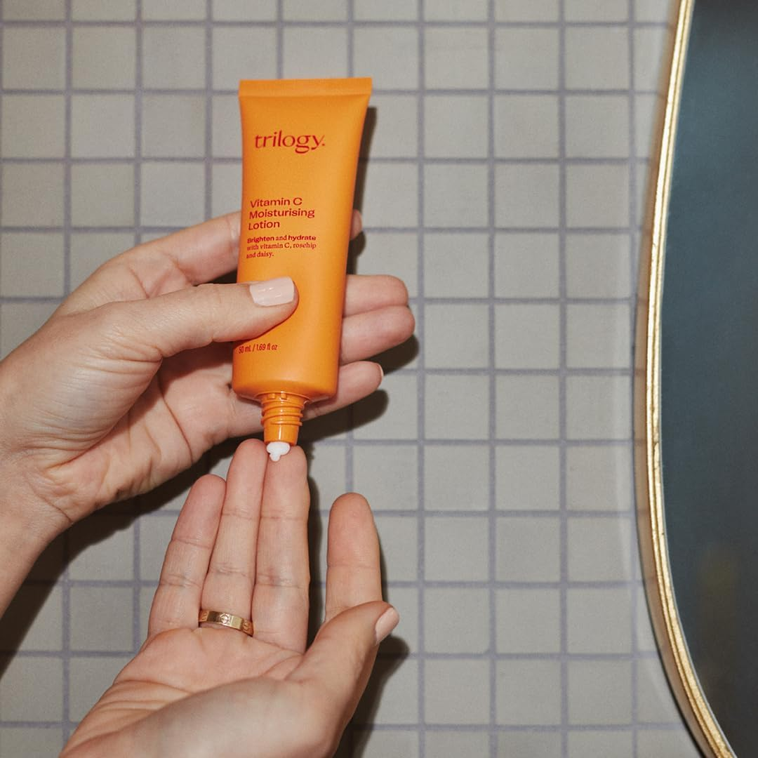 Vitamin C Moisturising Lotion Face Care with Vitamin C, Brightening, Firming & Nourishing, Vegan & 100% Natural Ingredients image number 3