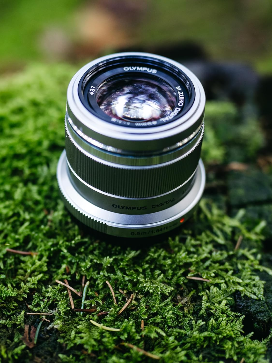 Olympus M.Zuiko Digital 45 Mm F1.8 Lens, Fast Fixed Focal Length, Suitable for All MFT Cameras (Olympus OM-D & PEN Models, Panasonic G-Series), Silver image number 2