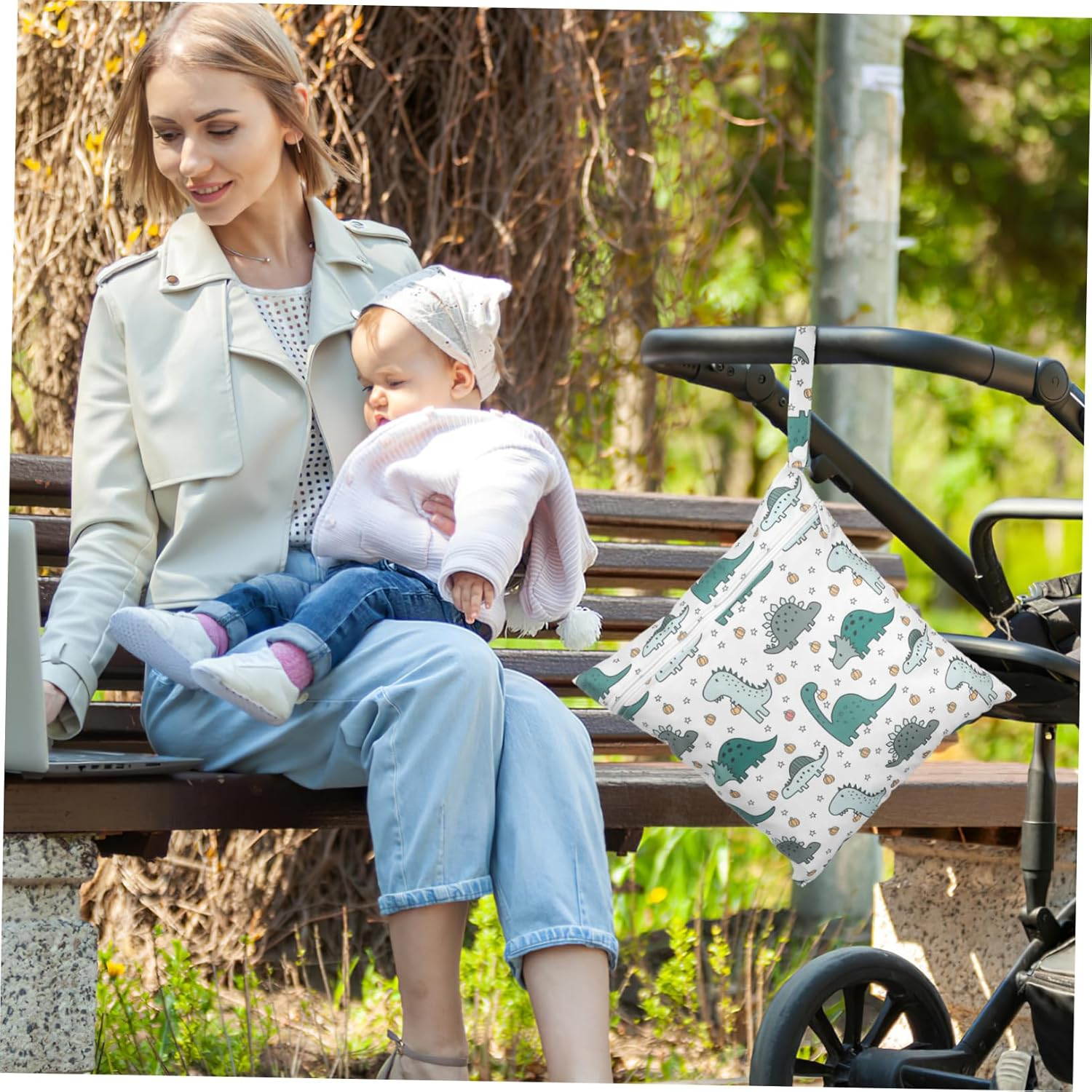 Toyvian 2Pcs Cartoon Diaper Storage Bags Reusable Wet Pouches for Wipes for Travel and Parents Ample Capacity Zipper Closure image number 4