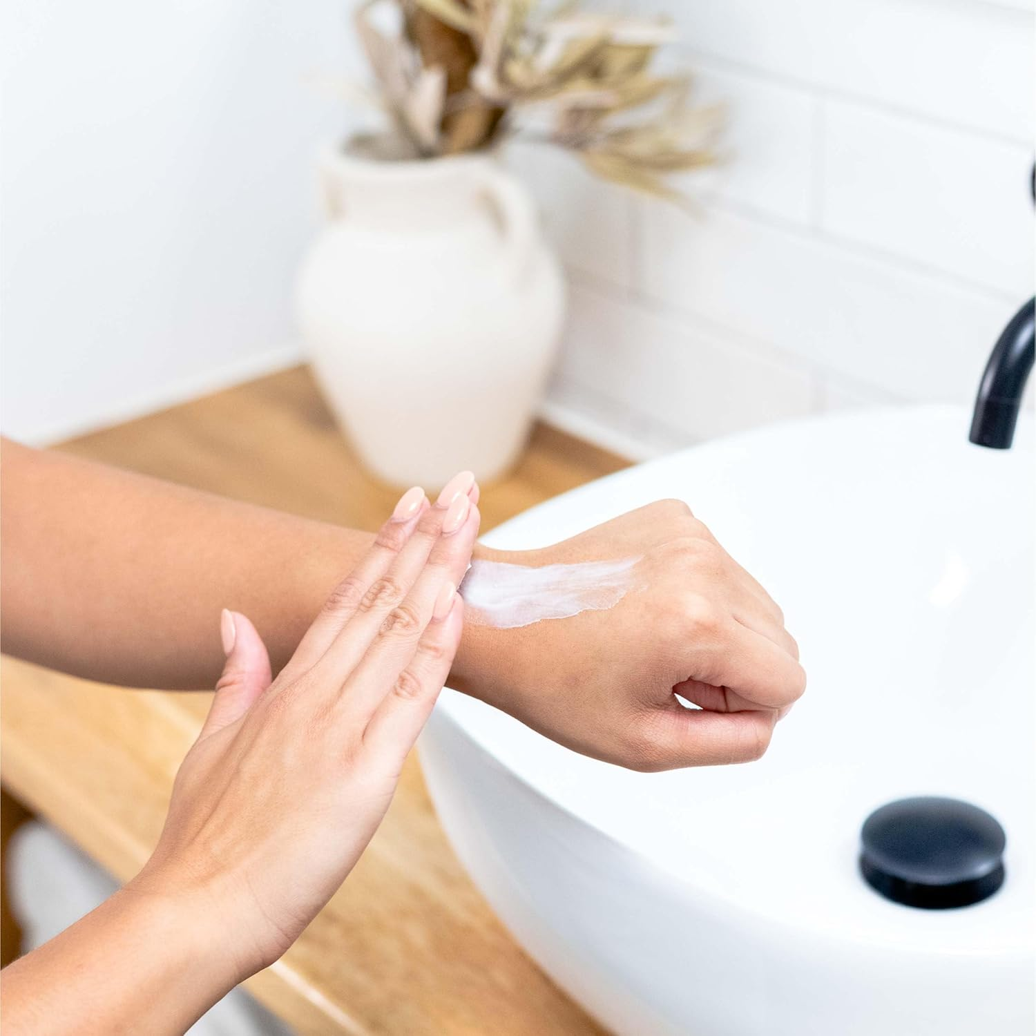 Urban Rituelle Apotheca Hand Cream, 100Ml - Fig Leaf, Cypress, Cedarwood & Moss, Nourishing, Fast-Absorbing & Botanical Moisturiser for Dry Hands, Earthy, Green & Refreshing Scented Skincare image number 2