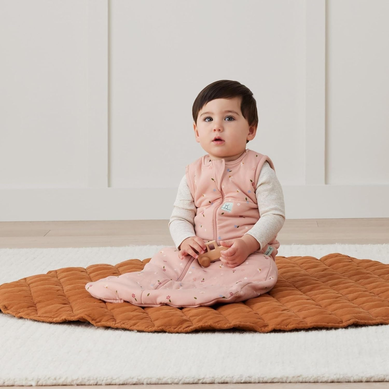 Ergopouch 2.5 TOG Sleeping Bag &ndash; Sleeveless &ndash; 8&ndash;24 Months &ndash; Daisies Print &ndash; Organic Jersey Cotton &ndash; Ideal First Sleeping Bag for Arms-Out Sleepers &ndash; Safe & Comfortable Design