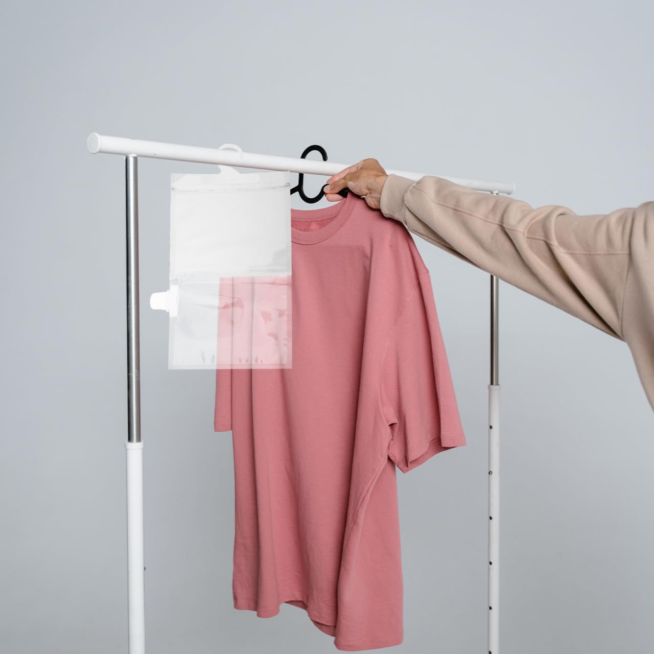 Angoily 10Pcs Reusable Hook Dehumidification Bags for Closet and Kitchen Hanging Moisture Absorber Packs Space-Saving Moisture Control with Clear Monitor Design image number 4