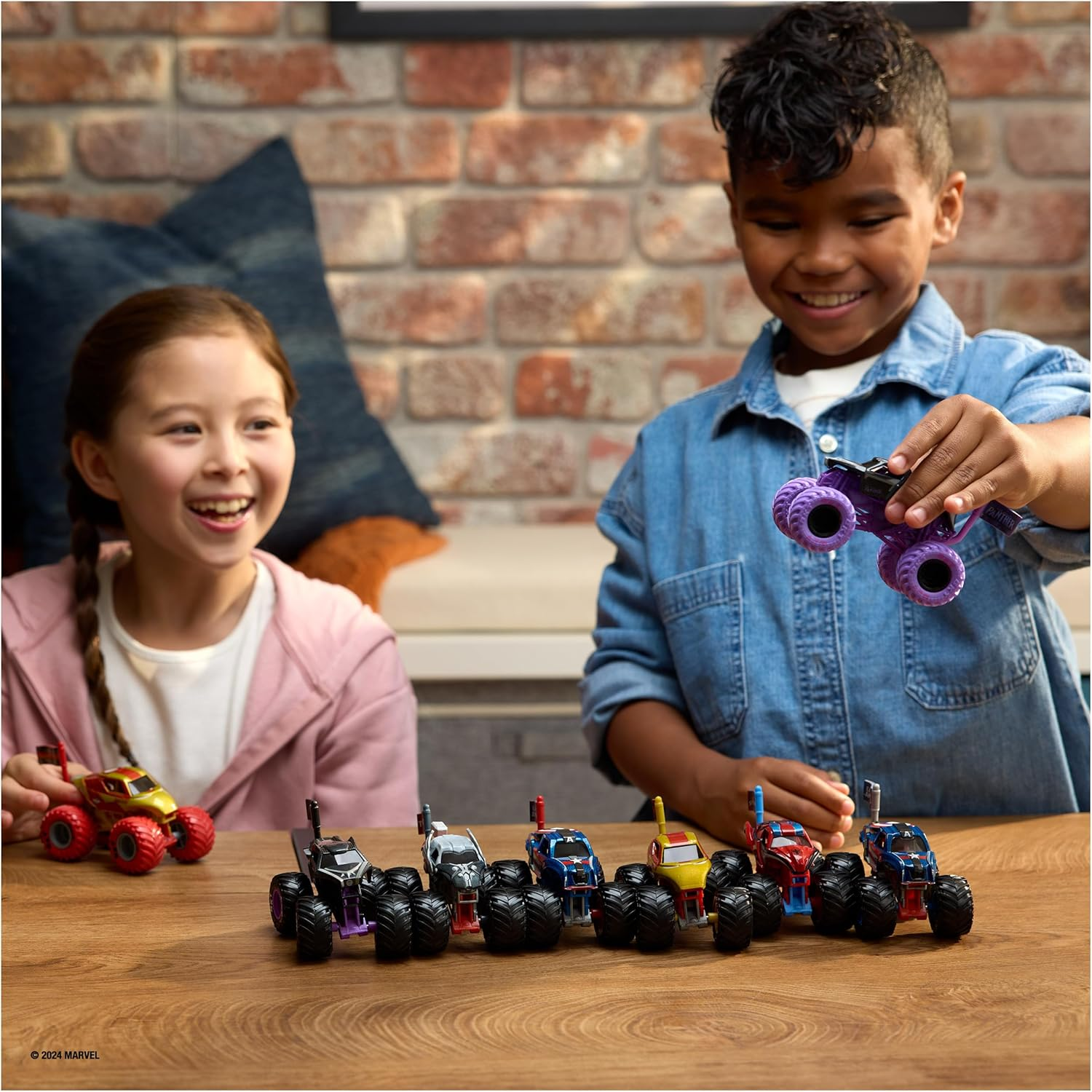 Monster Jam, Marvel Official Black Panther Monster Truck, Die-Cast Vehicle, 1:64 Scale, Super Hero Kids Toys for Boys Ages 3 and Up image number 5