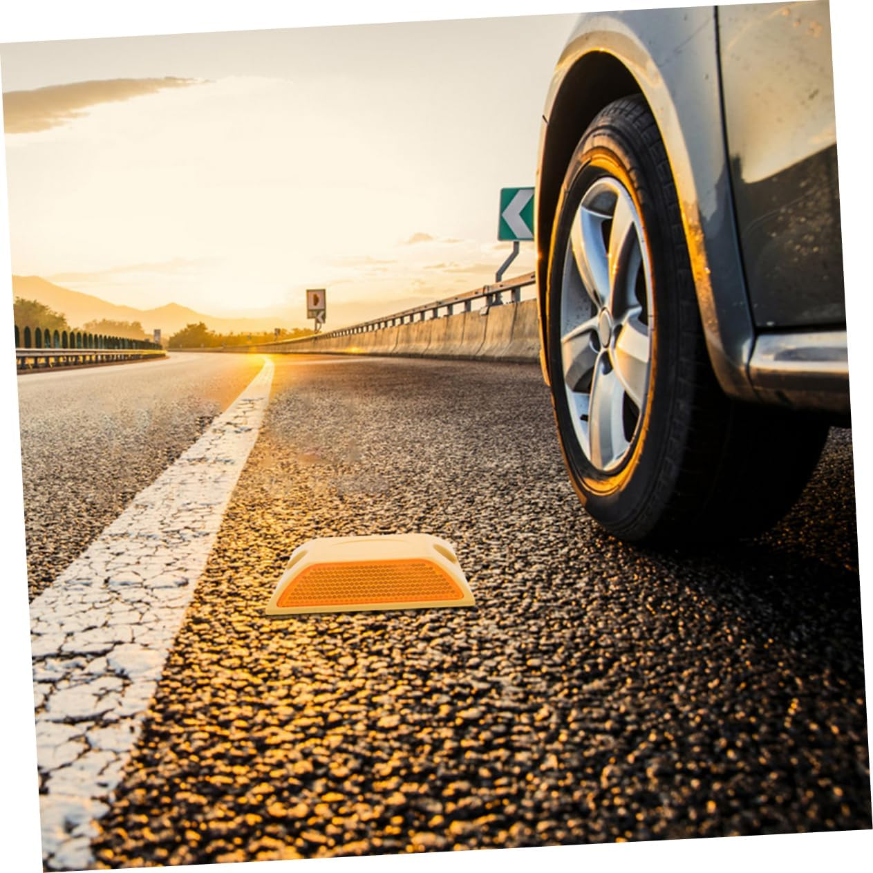 4Pcs Reflective Plastic Road Studs Reflective Trail Markers Pavement Markers for Driveway Safety Double-Sided Highway Reflectors