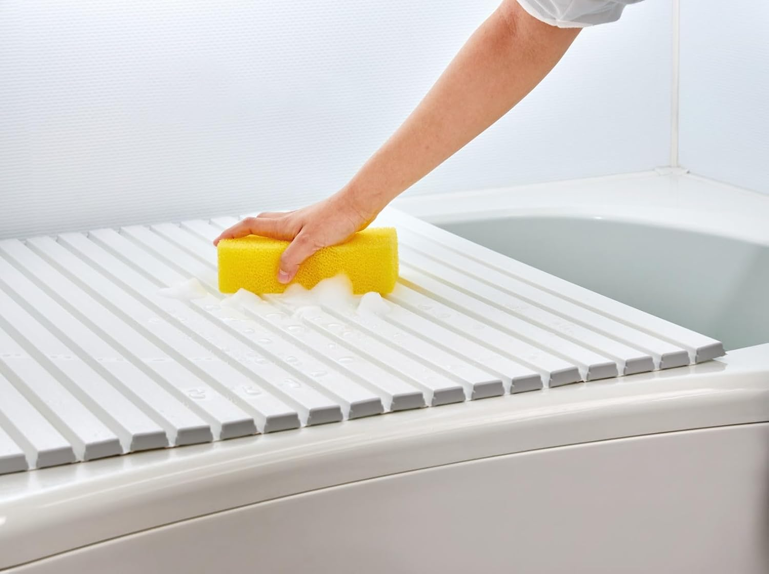 Mie Sangyo M14_WH Ag+ Silver Ion Antibacterial Treatment Mildew Resistant Shutter Bath Lid, Product Size 27.6 X 56.7 Inches (70 X 142.5 Cm), Made in Japan image number 3