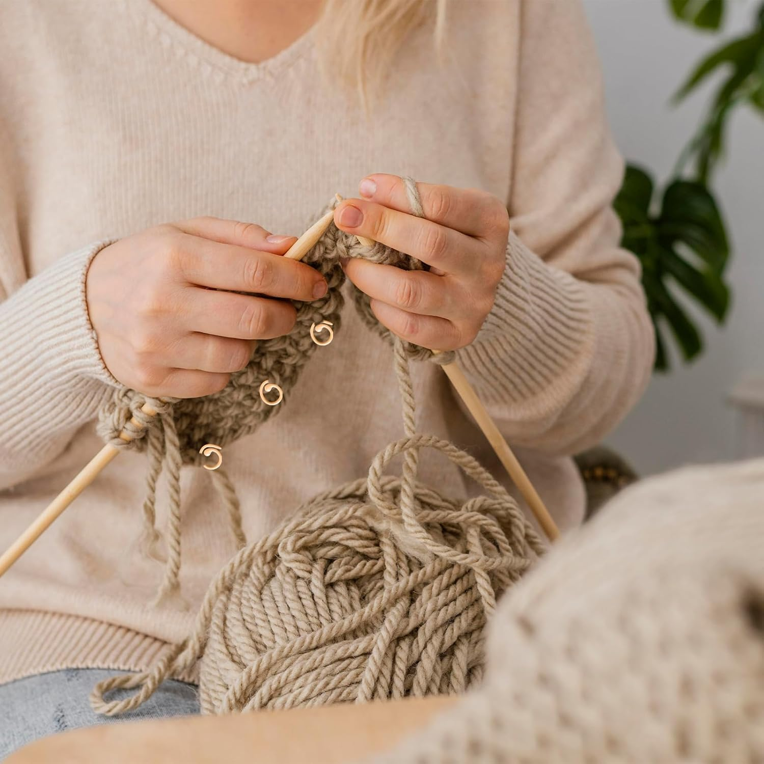 TEAONE Knitting Split Rings, 30 PCS Metal Stitch Marker Rings for DIY, Sewing Tool Accessories (Colorful) image number 1