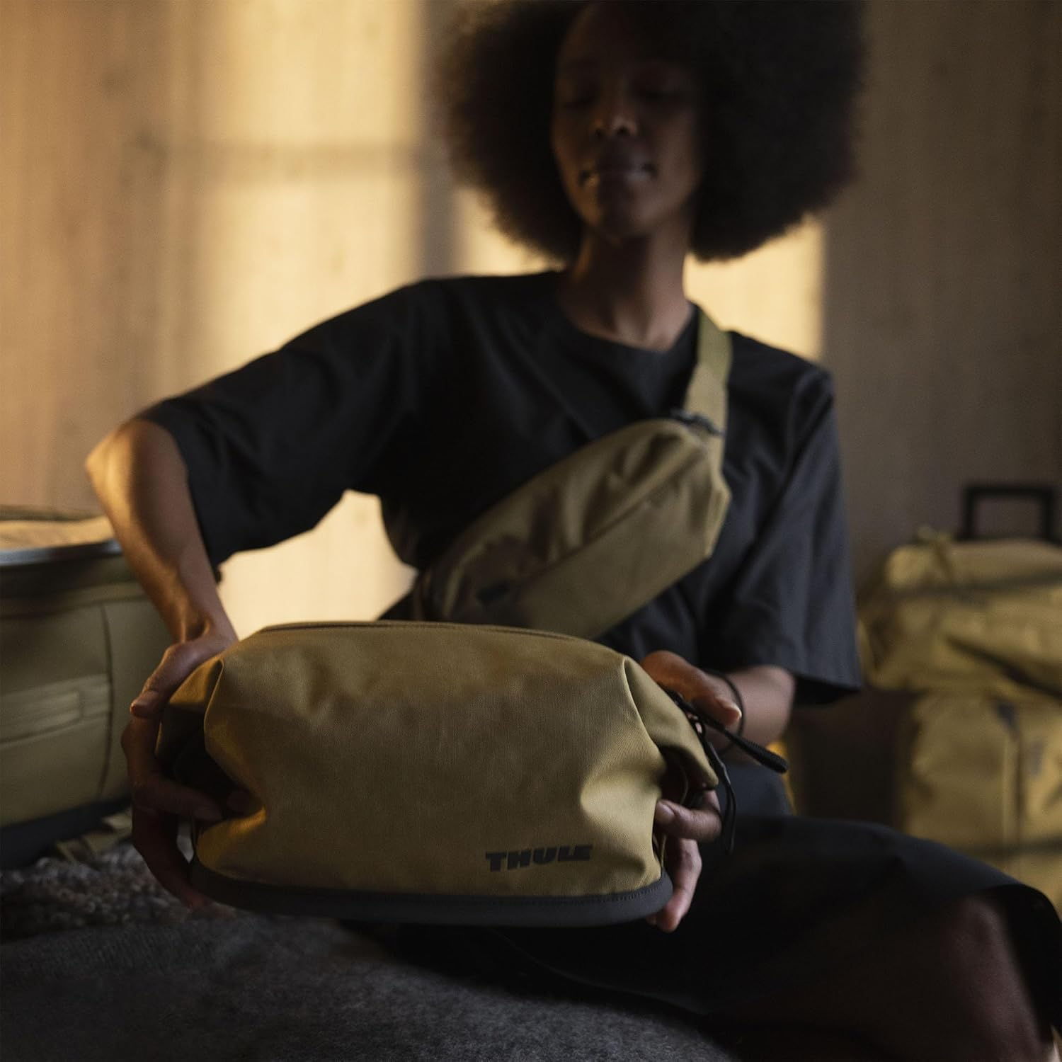 Thule Aion Toiletry Bag - Water-Resistant Bag for Toiletries, Makeup - Nutria image number 5