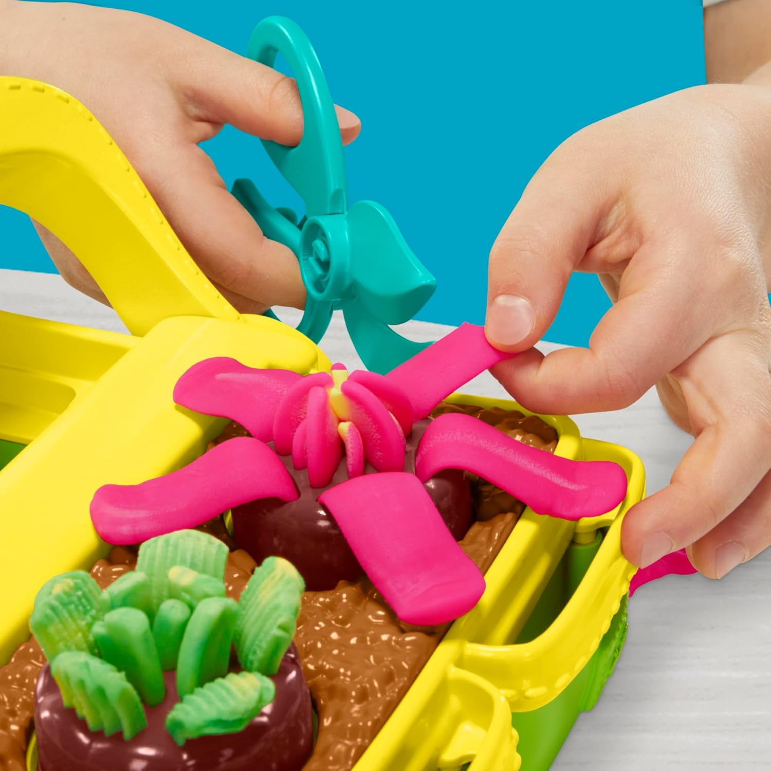 Play-Doh Blooming Flower Garden Toy Playset, Nature Pretend Play, Kids Arts & Crafts Ages 3+ image number 3