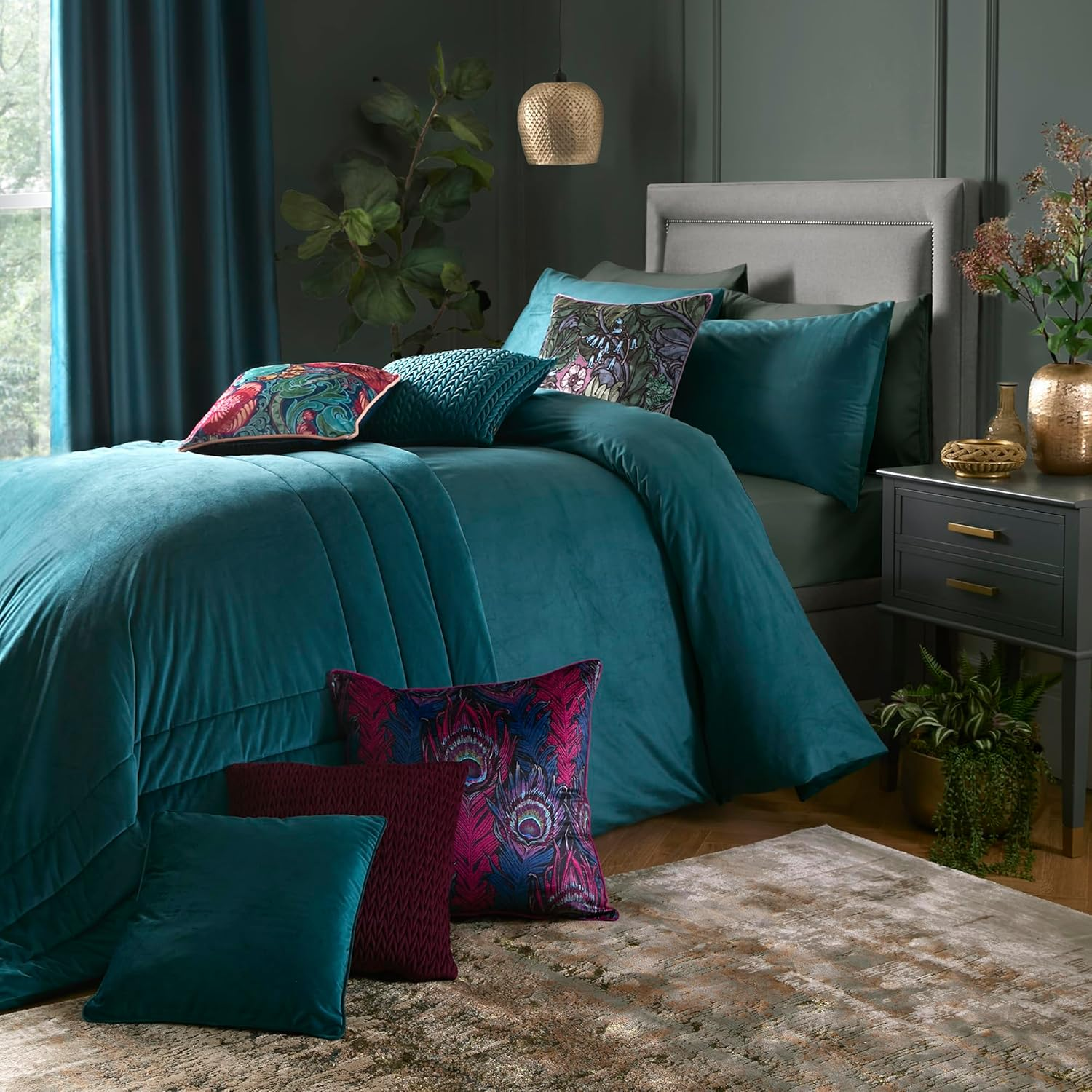 Laurence Llewelyn-Bowen - Teal Velvet Duvet Cover Set - Double Bedding Size (200 X 200Cm) - 2 Pillowcases - Soft Touch - Designer - Teal Blue Luxury Bedding Set - Velvet Bedding in Teal Blue