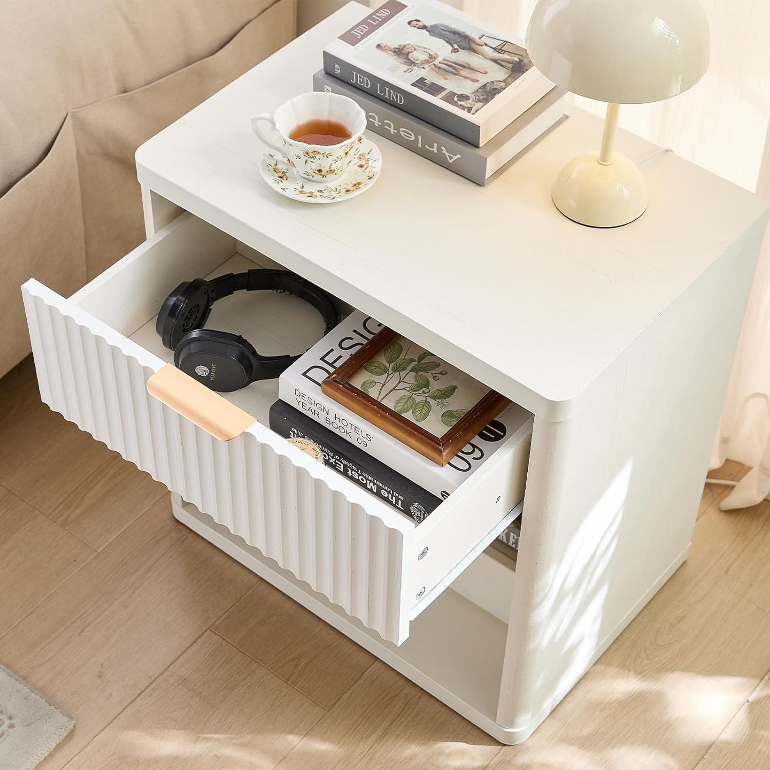 LELELINKY 58 X 39 Cm Fluted Bedside Table with 1 Drawer,Modern White Bed Side Tables Storage Chest of Drawers with Open Shelf,Wood Nightstand Cabinet with Metal Handles for Bedroom,Living Room