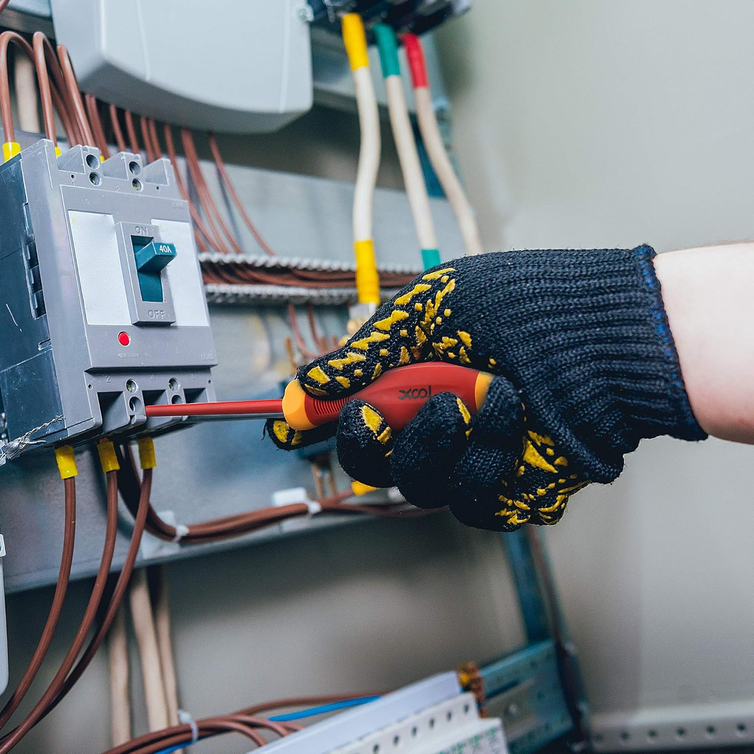 XOOL 1000V Insulated Electrician Screwdriver Set, 8-Piece with Magnetic Tips, Non-Slip Handle, Slotted & Phillips, Chrome Vanadium Steel, VDE & GS Certified for Safe Electrical Work image number 5