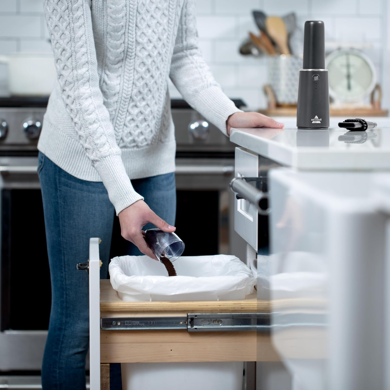 BISSELL Aeroslim 4139 | Cordless, Lightweight, & Compact USB Rechargeable Handheld Vacuum for Home, Office, & Car Cleaning with Washable Filters image number 2