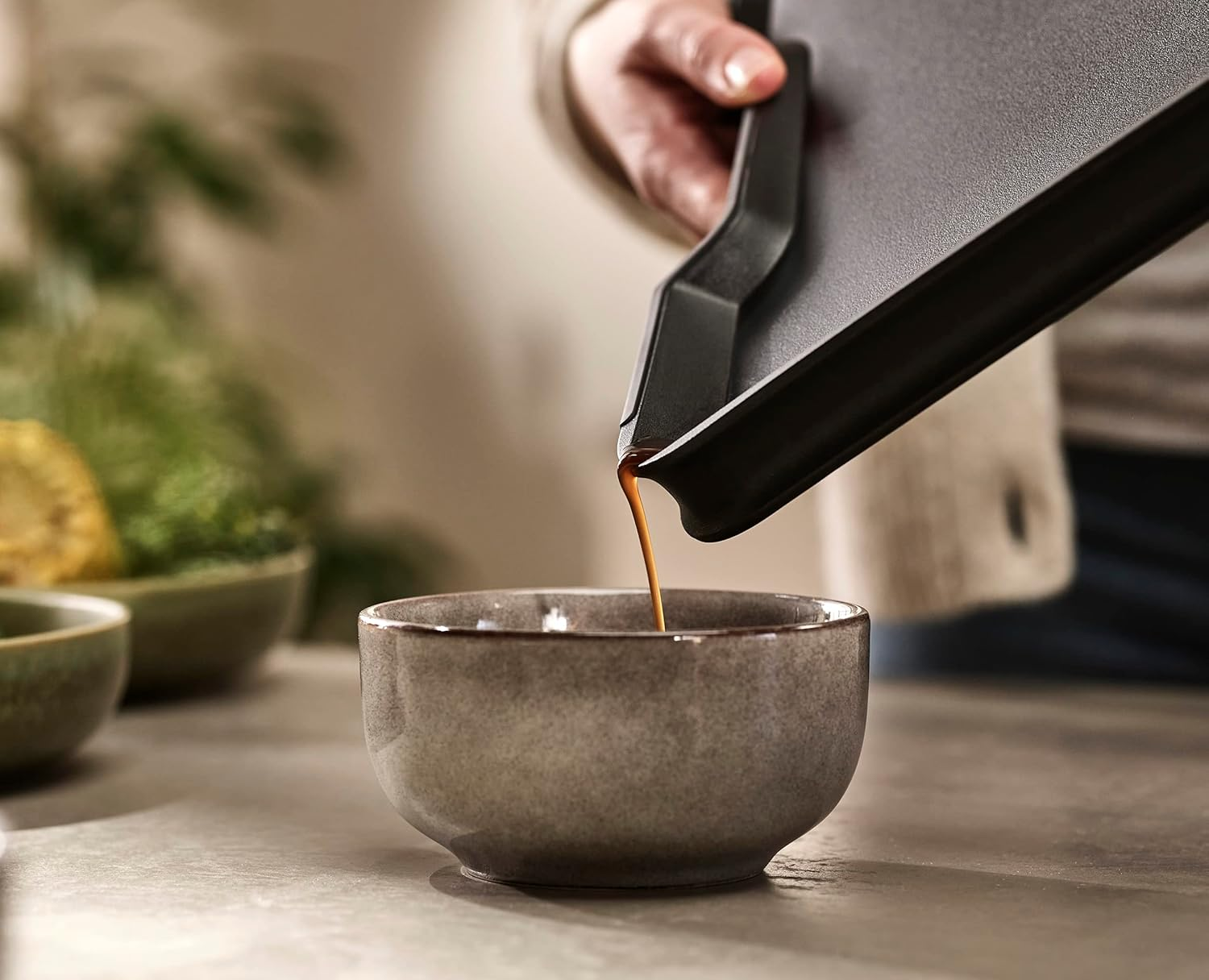 Joseph Joseph Cut&Carve plus - Non-Slip, Multi-Function, Double-Sided Chopping Board for Food Preparation and Carving- Dishwasher Safe, Large &ndash; Black image number 1