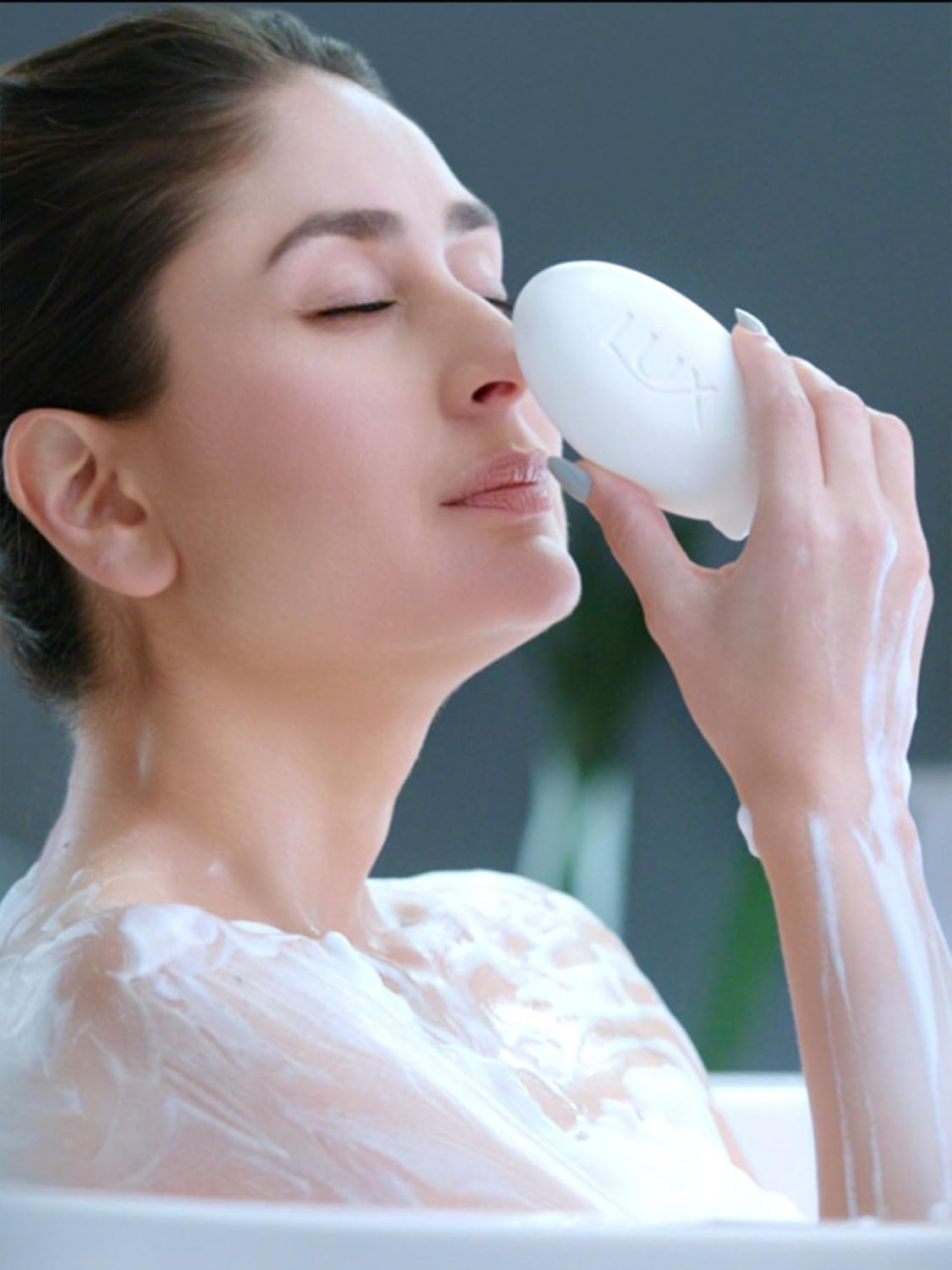 LUX International Creamy Perfection Soap with Swiss Moisturisers & Delicate White Flower Scent - 125 G (Pack of 3) image number 2