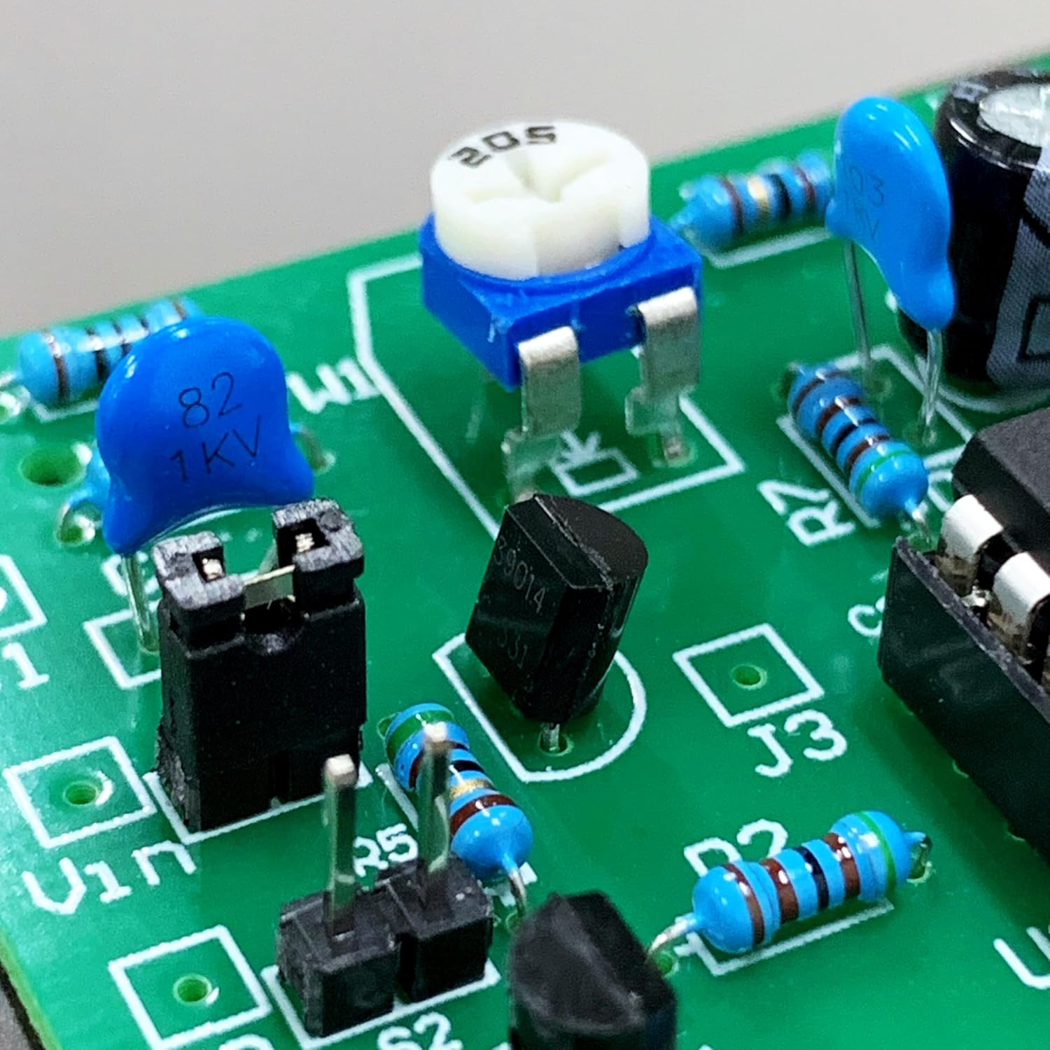 PANMILED 35 Values 600 Pieces High Voltage Ceramic Disc Capacitor Assortment Kit (Capacitor Range : 10Pf~100Nf) (250V 400V and 1KV) image number 3