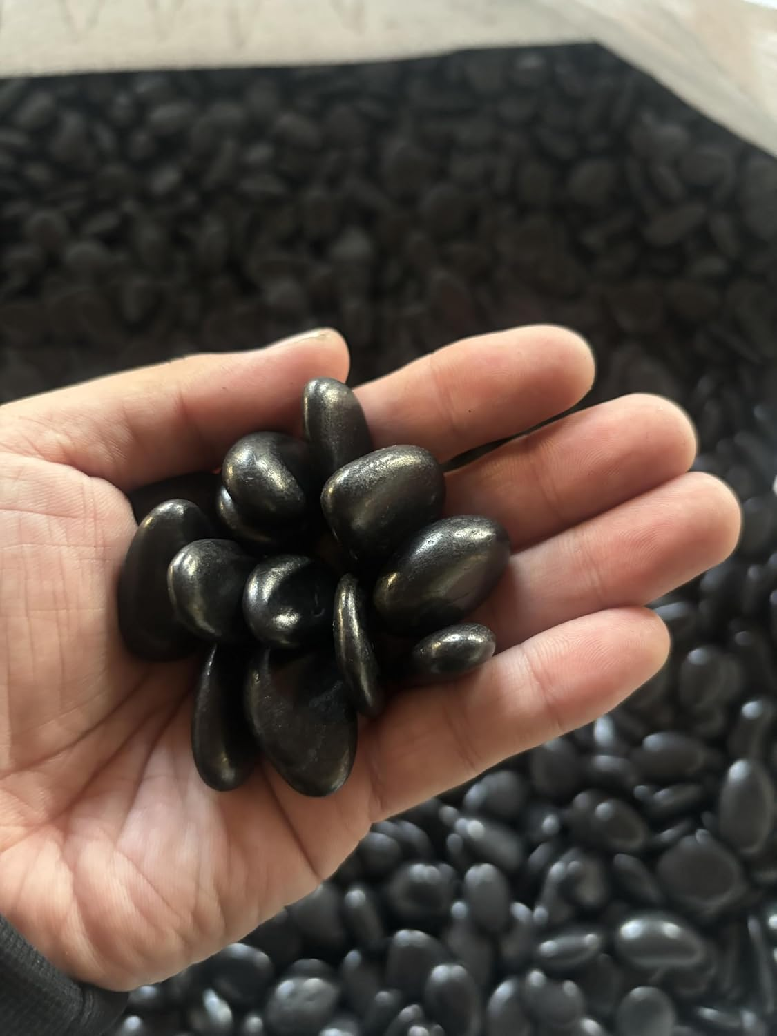 1KG Black Polished Pebbles,Natural Decorative Gravel, for Landscaping,Aquariums,Plants and Vase Fillers Etc image number 3