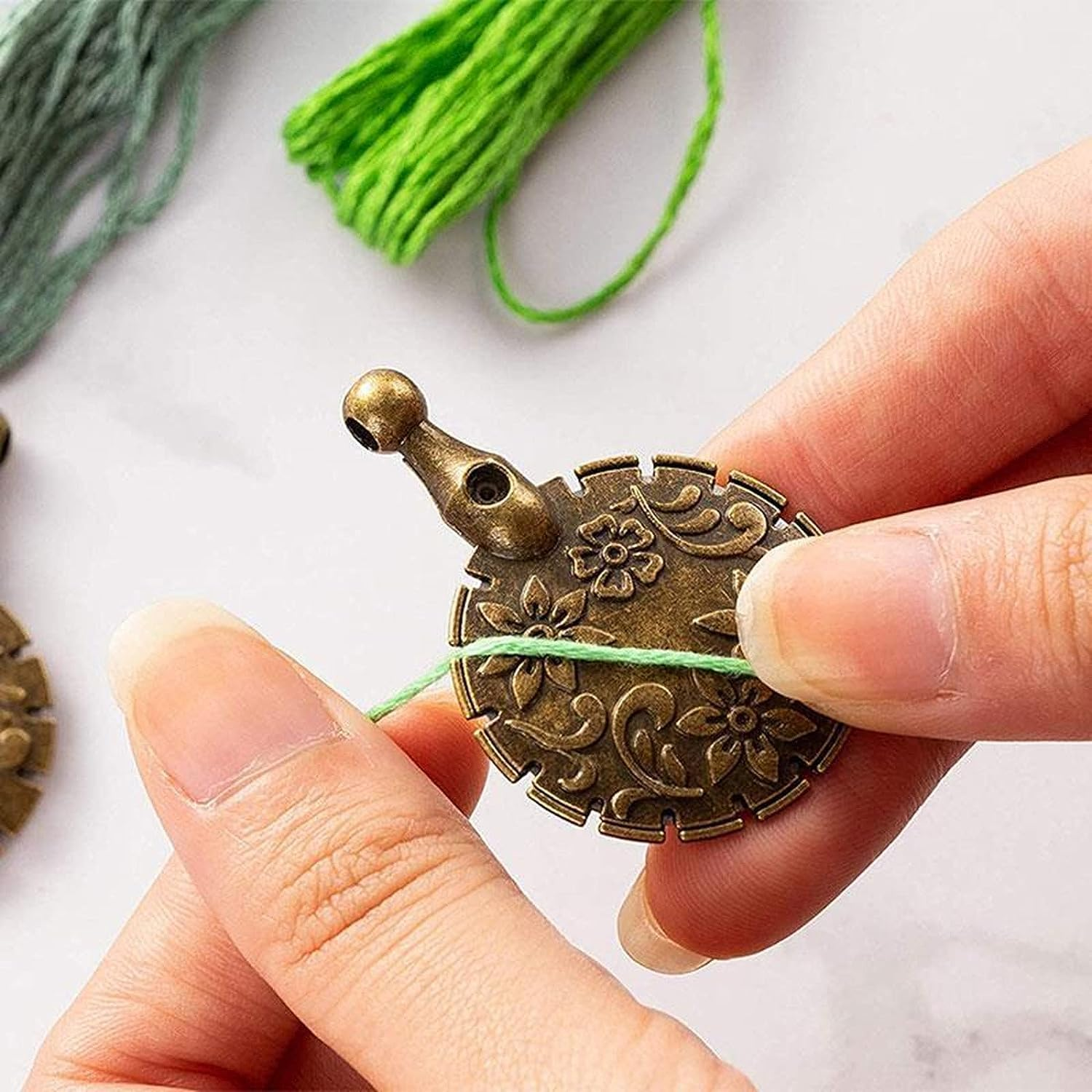 4 Pack Yarn Cutter Pendants round Thread Cutters Decors Yarns Cutter Thread Yarn Cutting Tools for Sewing Craft Pendant Supplies