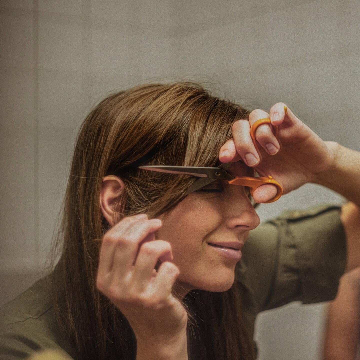 Fiskars Classic Hair Scissors, with Finger Rest, Right- and Left-Handed, Total Length: 17 Cm, Improved Handle Ergonomics, Quality Steel/Plastic, Orange, 1075062 image number 5