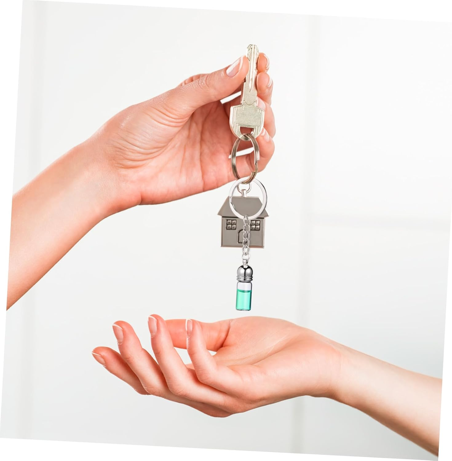 SOLUSTRE 3Pcs Small Transparent Glass Vials Keychain with Silver Acrylic Caps Multi-Functional Essential Oil Pendant Bottles for DIY Hanging Decor Travel and Purposes image number 5