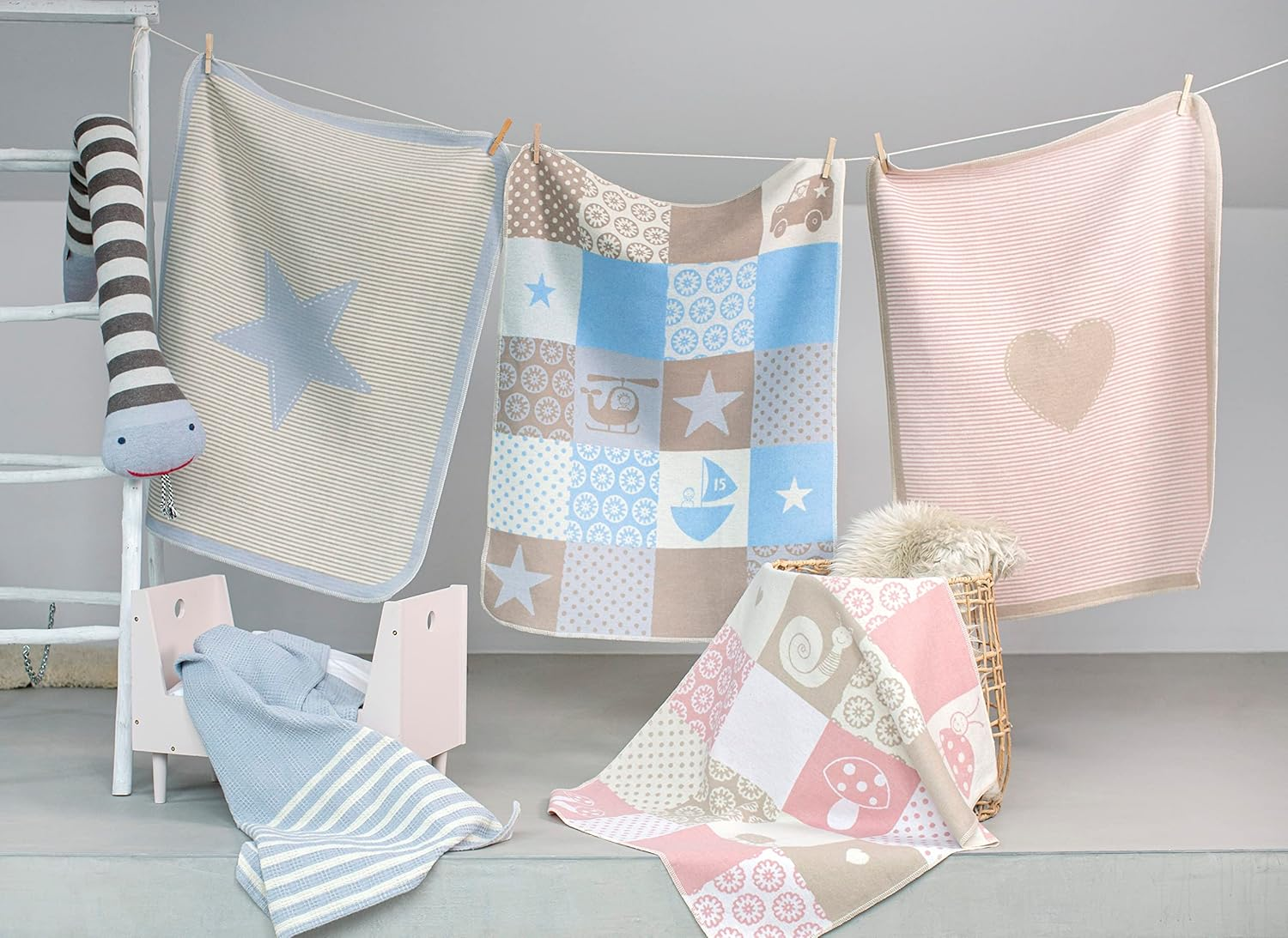 David Fussenegger Heart & Stripes Juwel Bassinet Blanket, Blush Pink image number 2