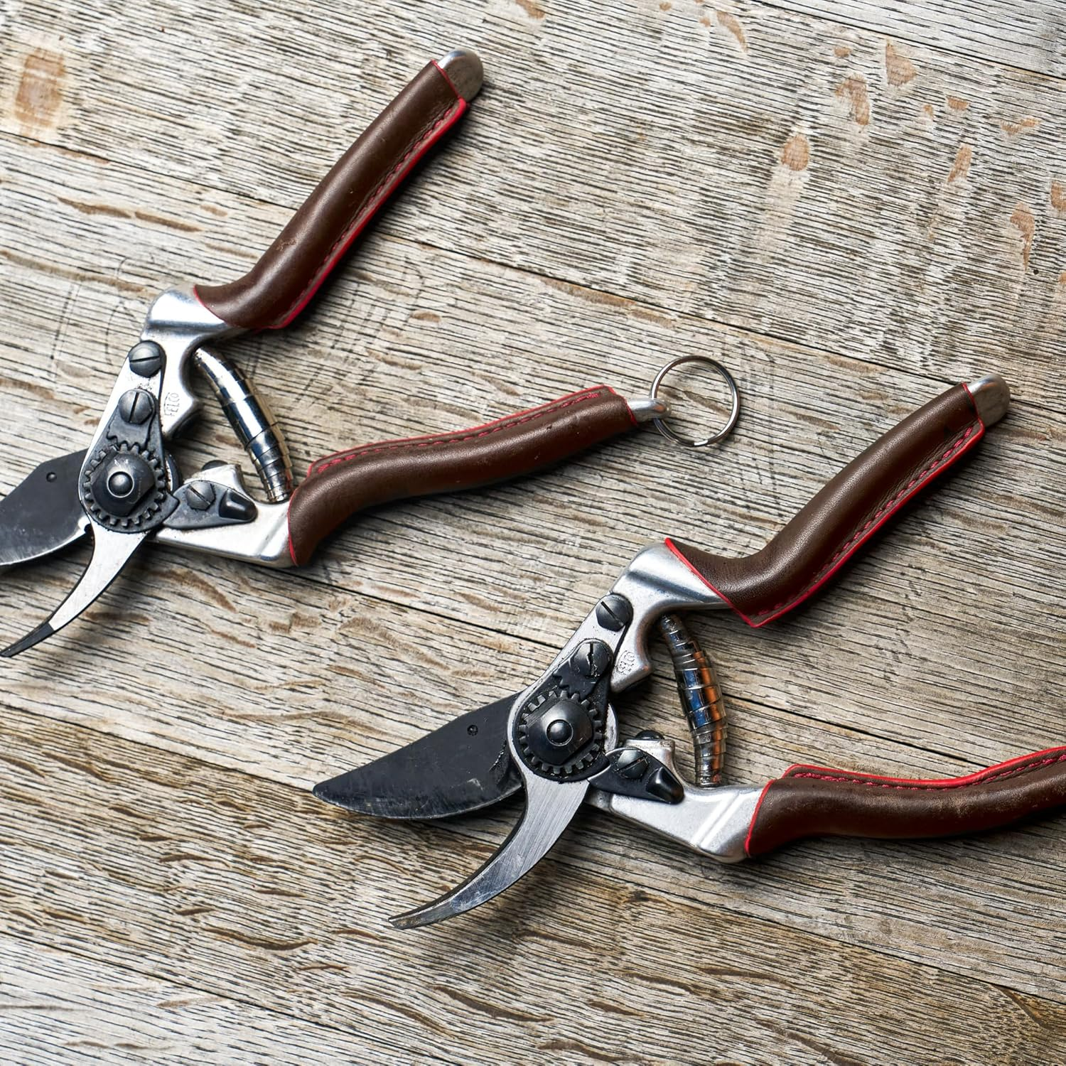 FELCO 8 ELITE Pruning Shears &ndash; 8.3" Swiss-Made Garden Clippers with Leather-Wrapped Handle for Large Right Hand | Hand Pruners for Gardening | Garden Tool Cutter with Bypass Blade, Carbon Steel image number 3