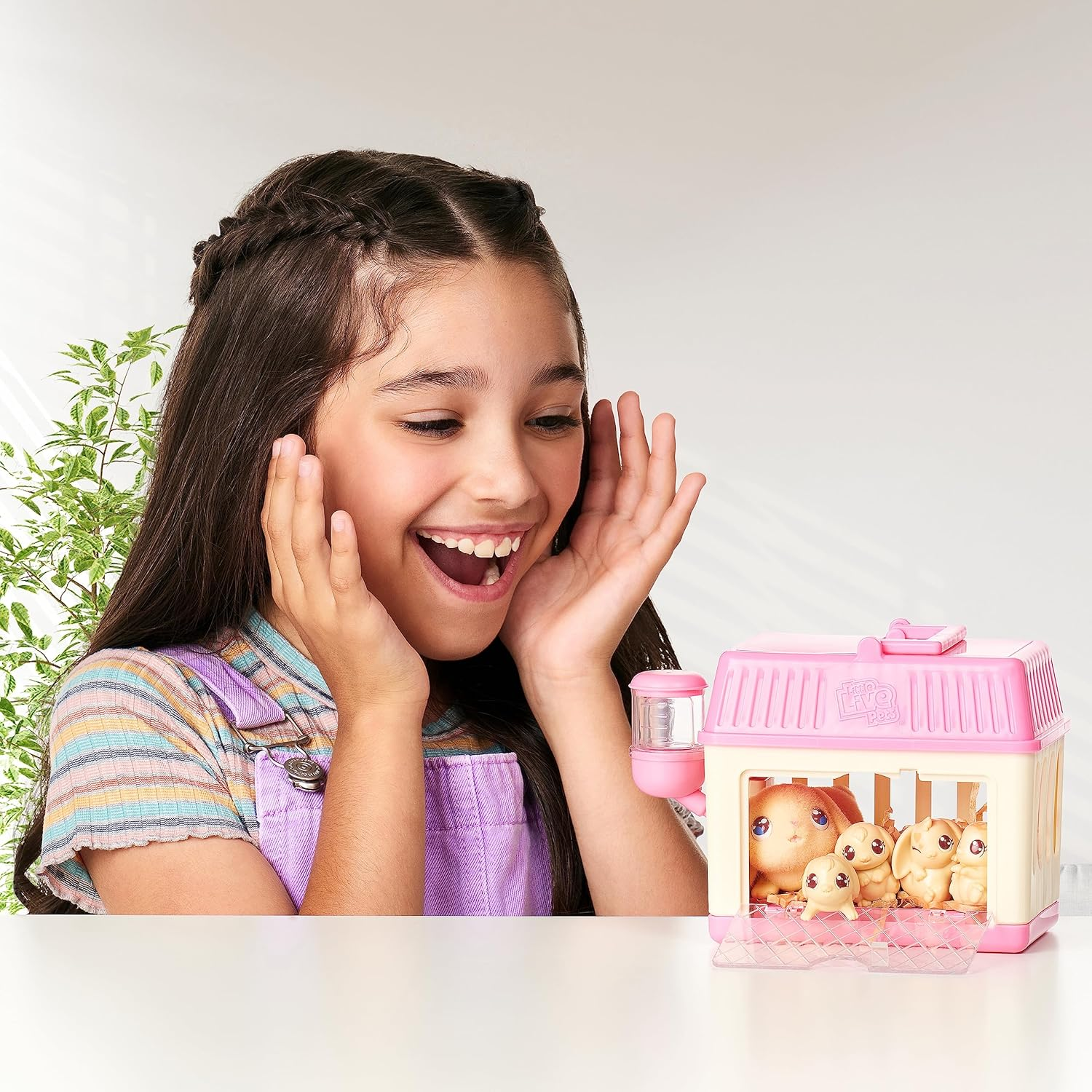 Little Live Pets - Mama Surprise Minis. Feed and Nurture a Lil' Bunny inside Their Hutch so She Can Be a Mama. She Has 2, 3, or 4 Babies with Surprise Accessories to Dress up the Babies image number 3