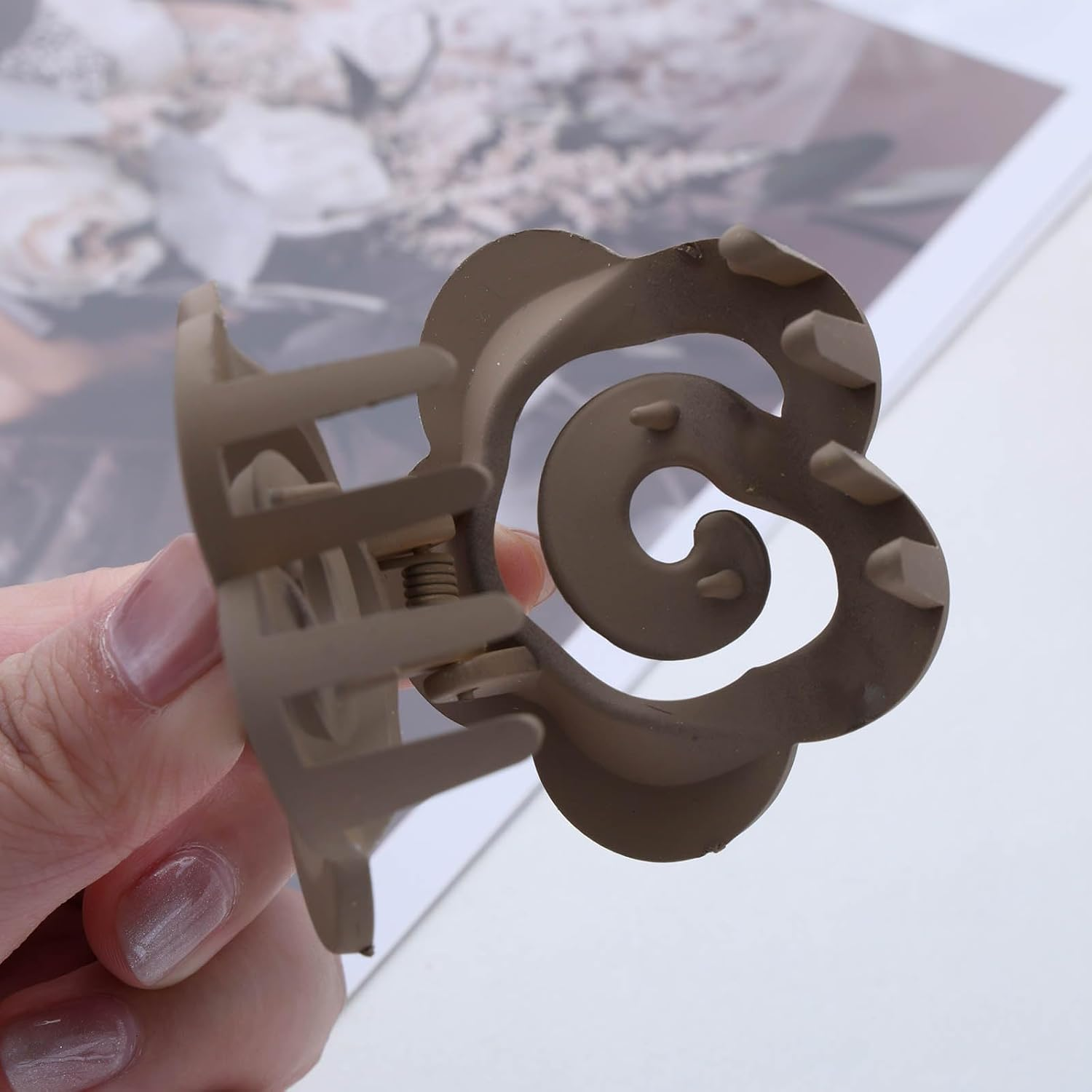 Inateannal Flower Claw Hair Clips Matte Flower Hair Clips White Medium Hair Clip Plastic Thick Hair Non-Slip Strong Hold Claw Camellia Hair Accessories