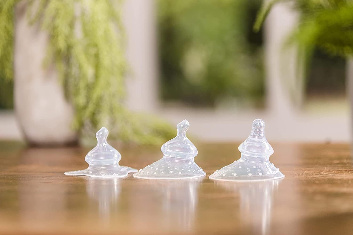 Haakaa Breastfeeding Nipple Shield - Protect Sore, Inverted Nipples for Breastfeeding Mom, Non Slip Nipple Teat, Variable Flow Non-Toxic - round Shape image number 2